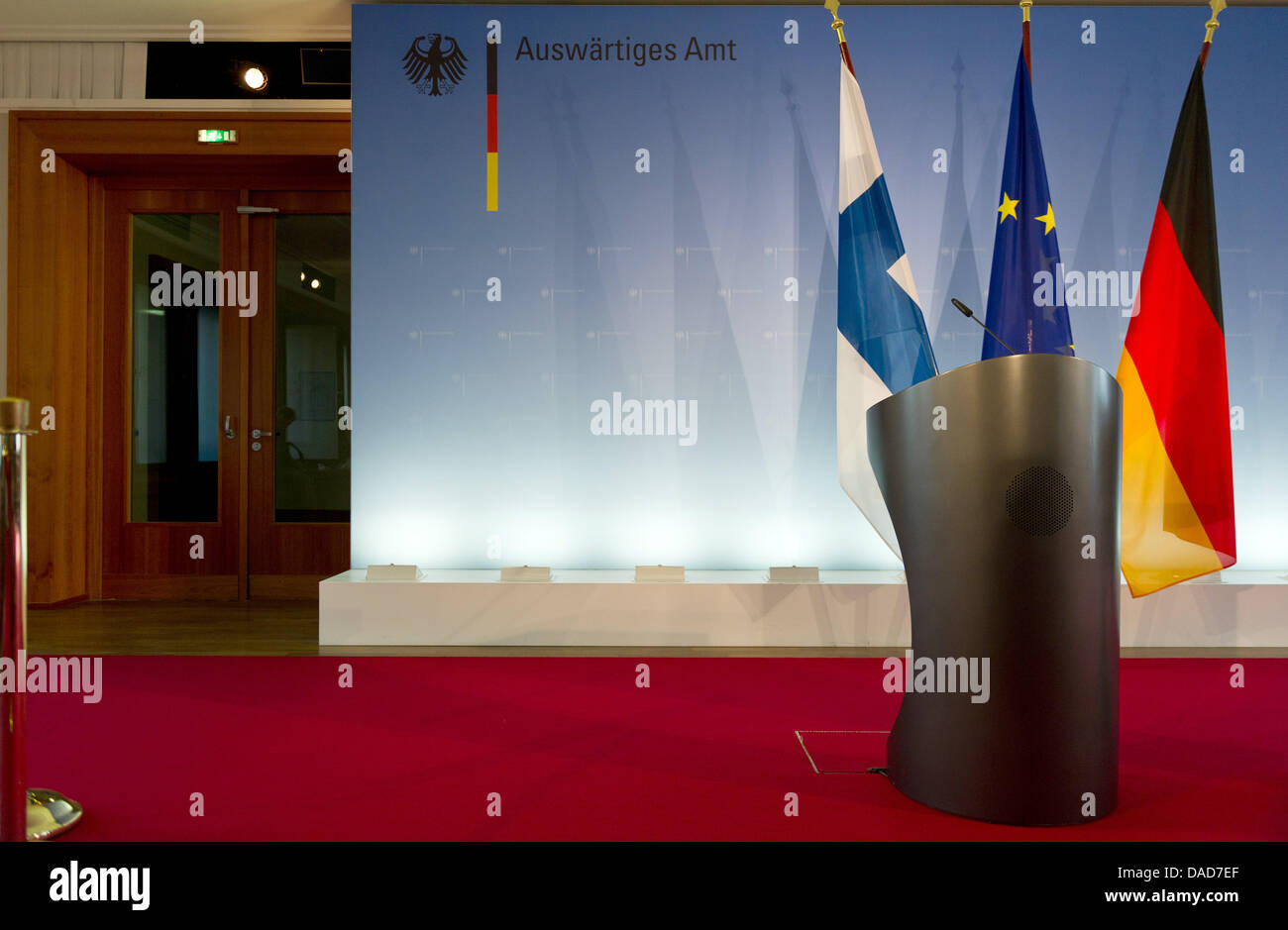Die Blaue Wand Und Roten Teppich Mit Dem Rednerpult Steht Bereit Fur Offizielle Statements Und Pressekonferenzen An Das Auswartige Amt In Berlin Deutschland 6 September 2011 Foto Soeren Stache Stockfotografie Alamy