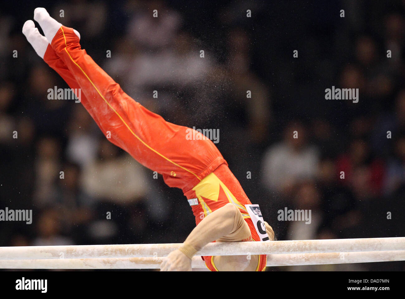 Zhe Feng China führt am Barren während der Herren Qualifikationsrunde der 43. Künstlerische Gymnastik-Weltmeisterschaften am Metropolitan Gymnasium in Tokio, Japan, 10. Oktober 2011. Foto: Friso Gentsch dpa Stockfoto