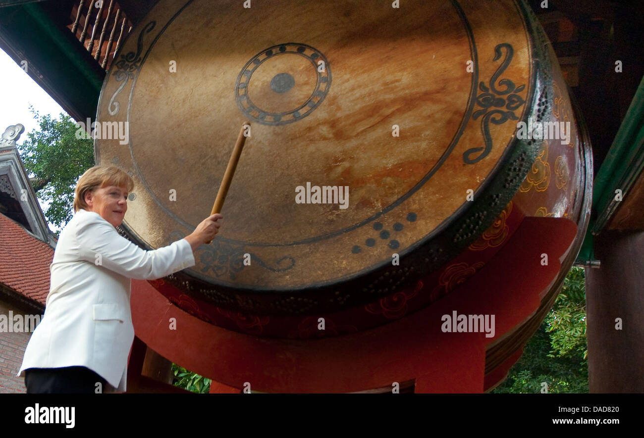 Bundeskanzlerin Angela Merkel trifft die große Trommel in der Literatur-Tempel in Hanoi, Vietnam, 11. Oktober 2011. Unter Sitzung will Premierminister Tan Duong, Merkel Wirtschaftsunternehmen zu besuchen. Foto: MICHAEL KAPPELER Stockfoto