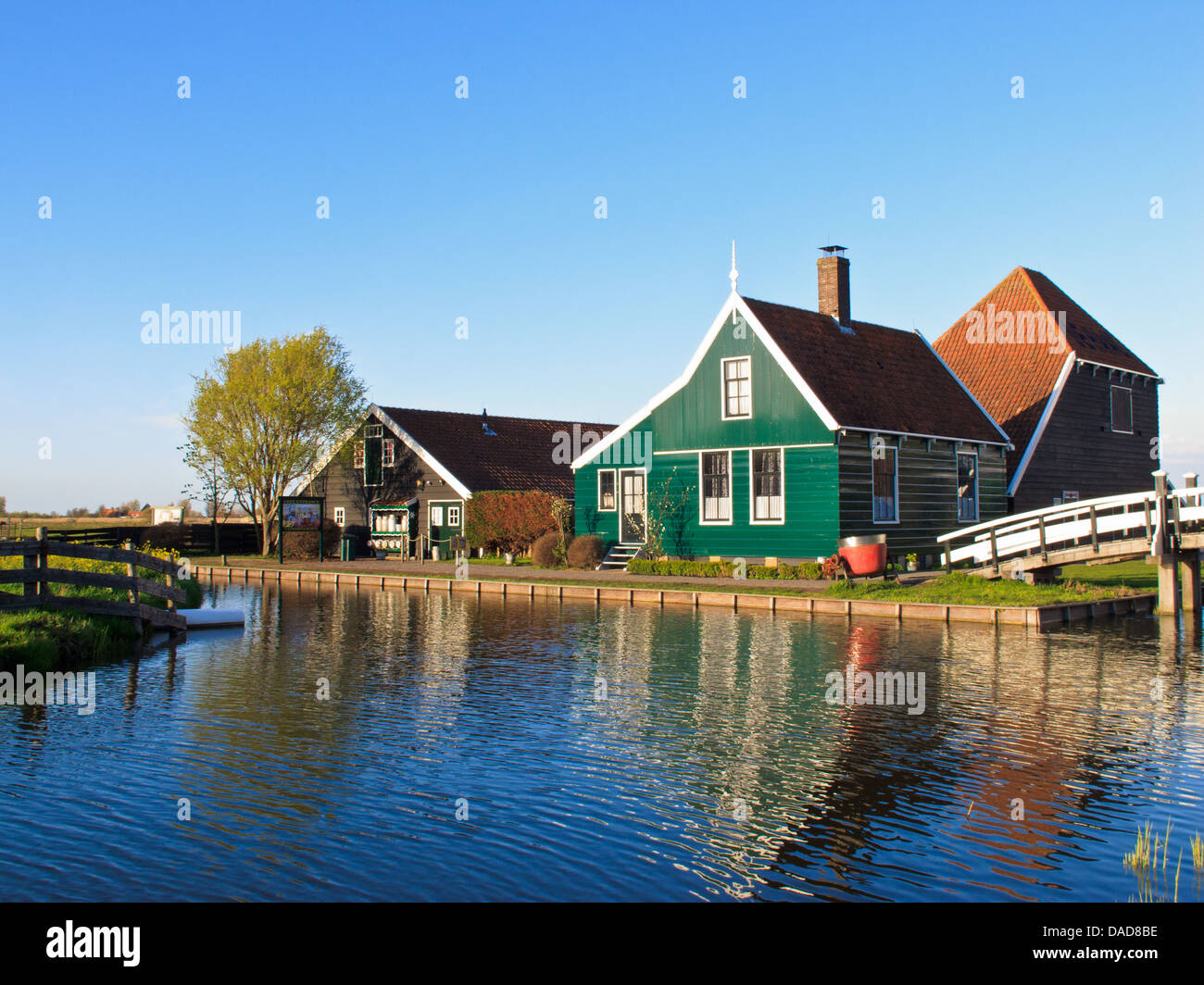 Traditionelle Zaan Häuser und Geschäfte in der Nähe eines Kanals in Zaanse Schans Dorf Stockfoto
