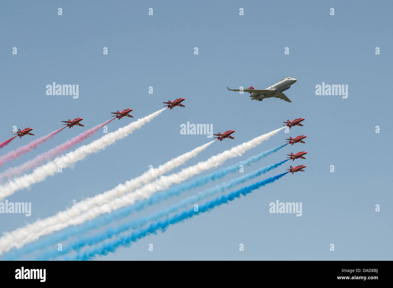 Die britische Royal Air Force rote Pfeile Anzeige Kunstflugstaffel machen eine Bildung Überflug in Waddington mit einem Bombardier BD-700 Stockfoto