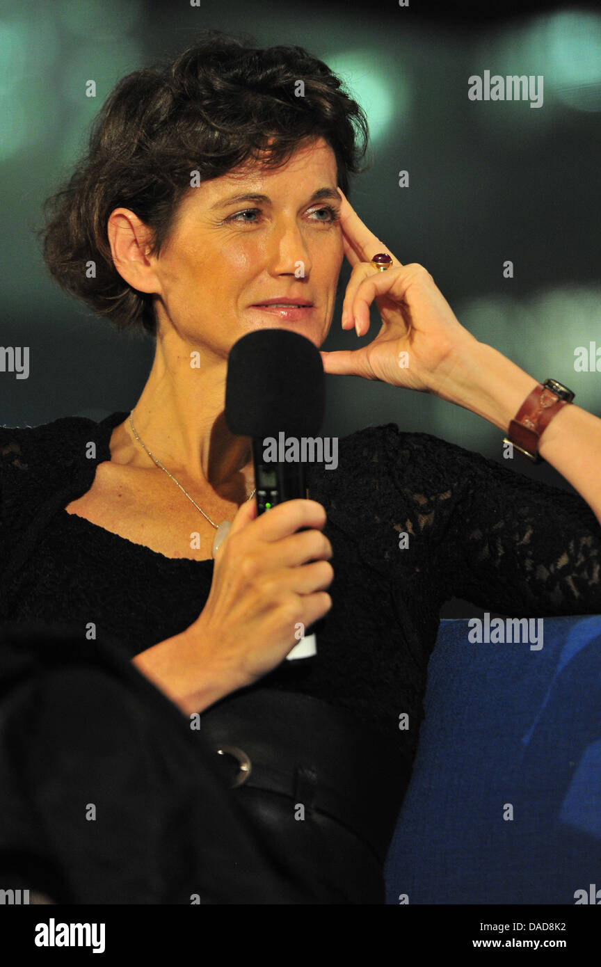 Dänische Autorin Janne Teller sitzt auf der berühmten "blauen Sofa" und präsentiert ihr Buch "Krieg. Stellen Sie sich vor, es war hier "während der Veranstaltung Open Books auf der 63. Frankfurter Buchmesse in Frankfurt Main, Deutschland, 11. Oktober 2011. Die weltweit größte Buchmesse läuft bis 16. Oktober 2011 und verfügt über ca. 7500 Aussteller aus 110 Ländern. Das diesjährige Ehrengast ist Island. Foto: Marc Tirl Stockfoto