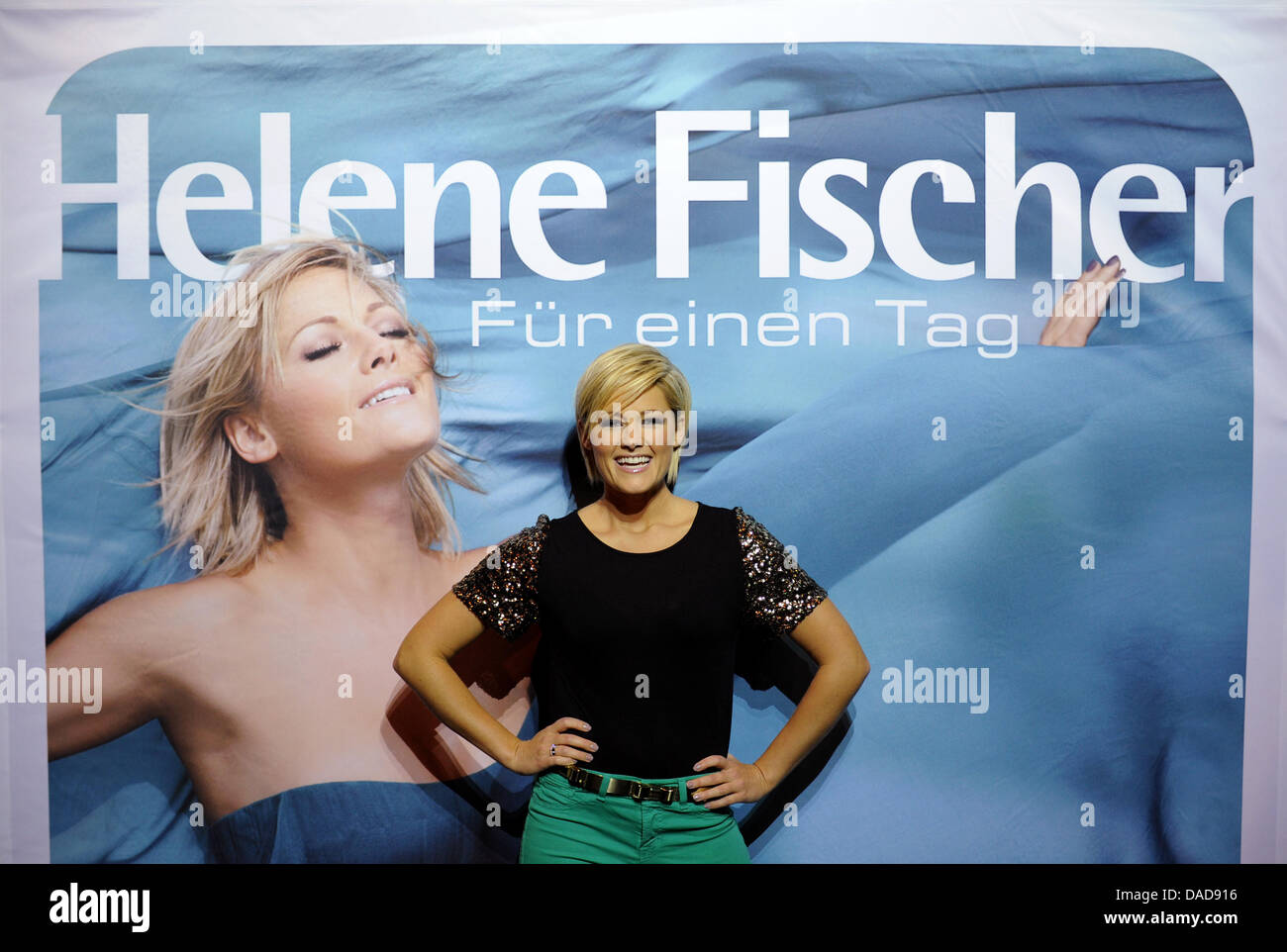 Deutsche Pop-Sängerin Helene Fischer posiert für die Presse in Hamburg, Deutschland, 12. Oktober 2011. Die Sängerin präsentiert ihr neues Album "Fuer Einen Tag" ("für einen Tag"). Foto: ANGELIKA WARMUTH Stockfoto