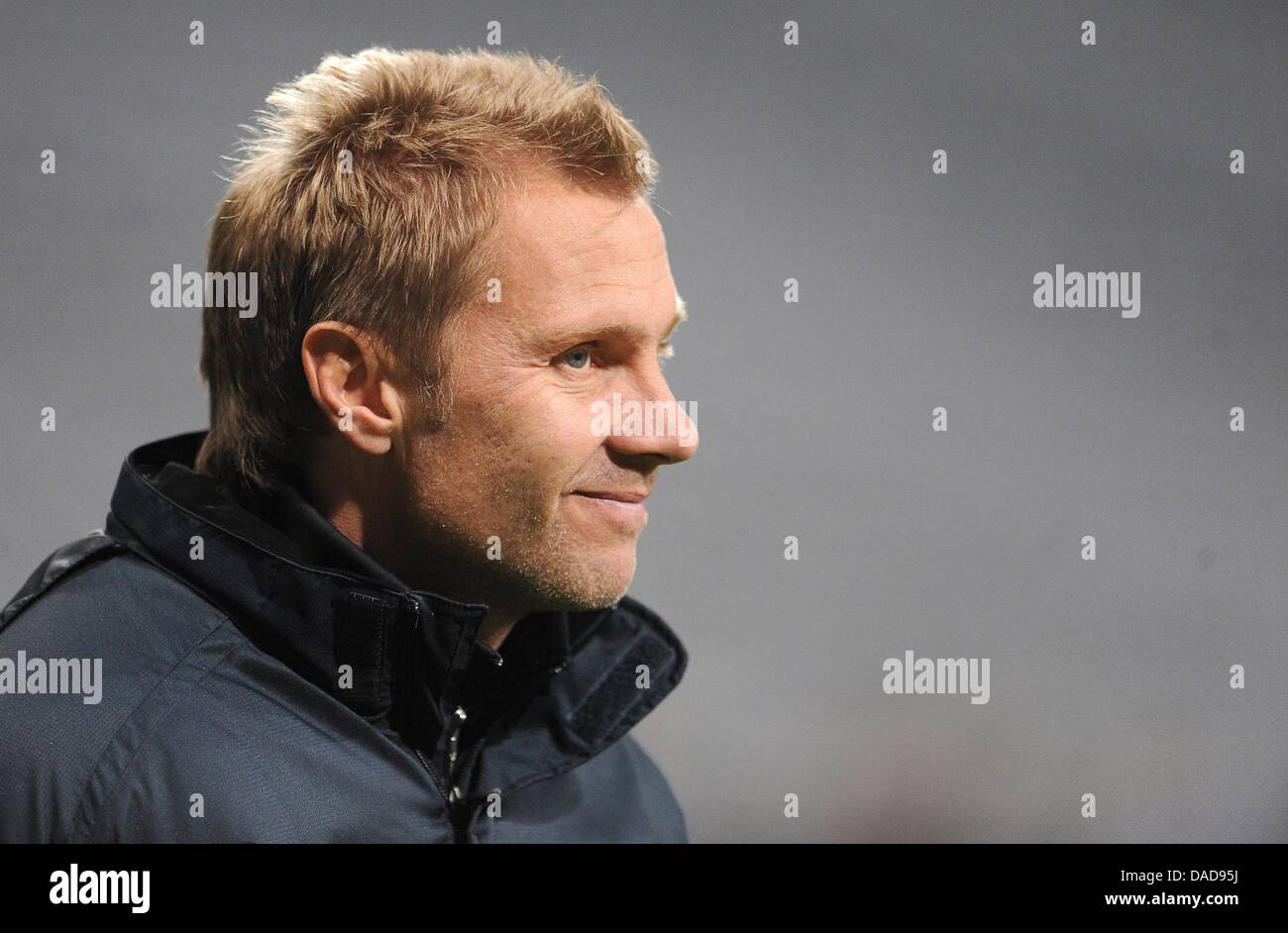 (Dpa-Datei) - ein Datei-Bild datiert 7. Dezember 2010 zeigt Cheftrainer des FC Basel, Thorsten Fink, lächelnd während einer Trainingseinheit seiner Mannschaft in der Allianz Arena in München. Fink wird neuer Cheftrainer des Bundesligisten Hamburger SV. Foto: Stockfoto