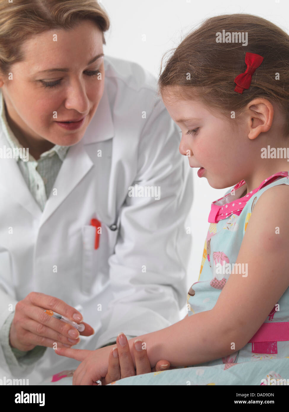 Allgemeinmedizin Arzt impfen ein kleines Mädchen in der Chirurgie Stockfoto