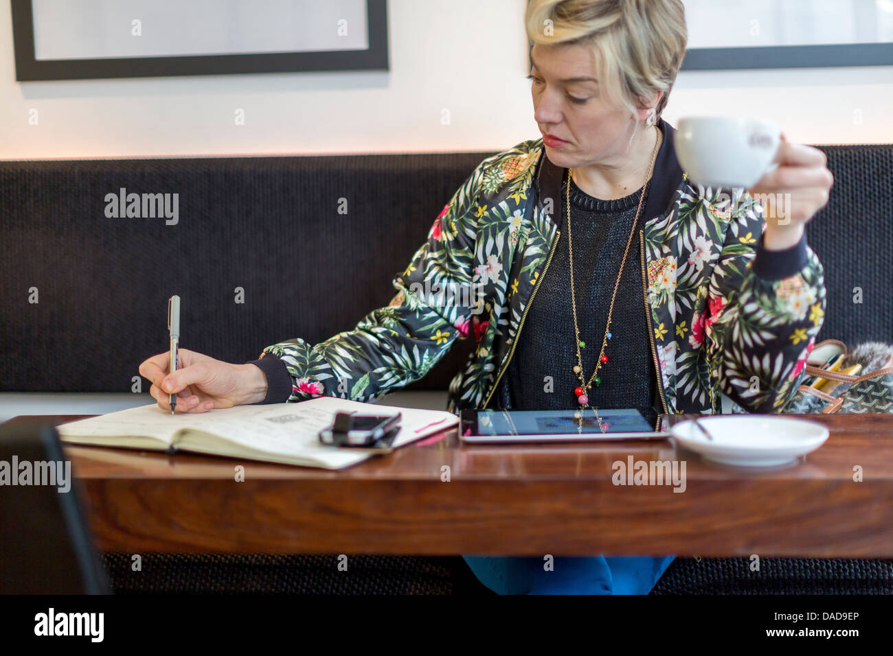 Frau schreiben im Editor im café Stockfoto