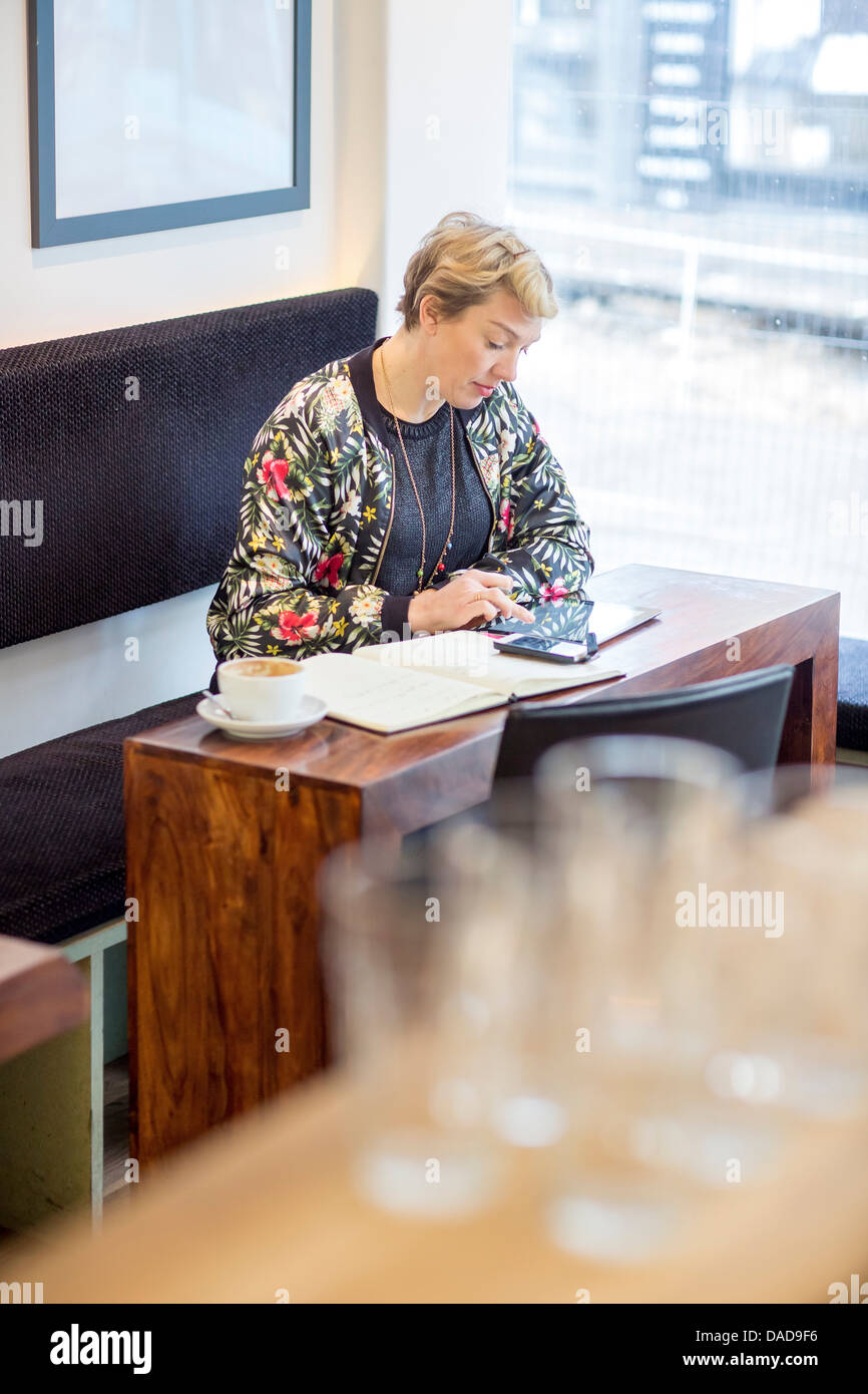 Frau mit digital-Tablette im café Stockfoto