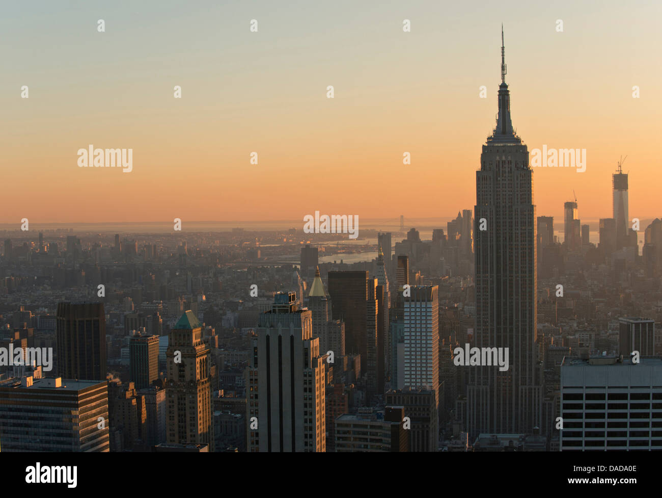 Blick vom Rockefeller Center in Richtung Empire State Building, Manhattan, New York City, USA Stockfoto