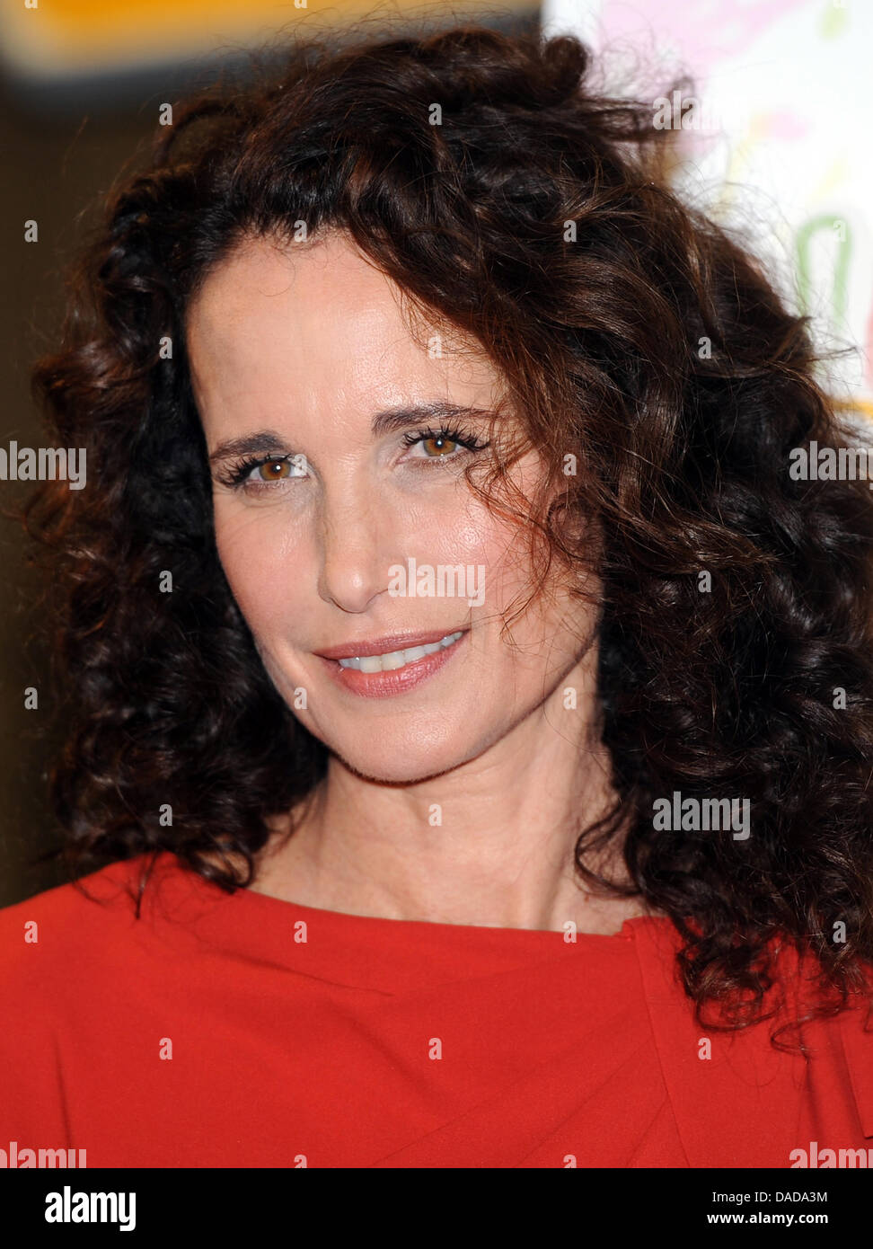 US-amerikanische Schauspielerin Andie MacDowell Prmotes der Nächstenliebe "Helping Hands" in Berlin, Deutschland, 14. Oktober 2011. Der Fast-Food-Kette McDonalds's hat die Charity-Aktion anlässlich des 40the Jubiläums zu sammeln Geld für schwer kranke Kinder und ihre Familien initiiert. Foto: Britta Pedersen Stockfoto