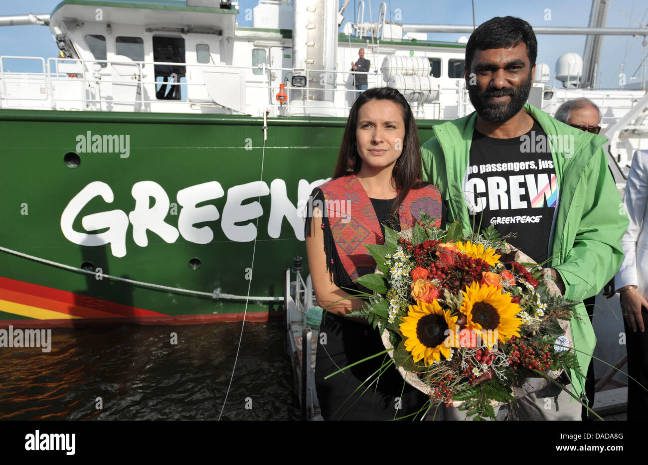 Patin Melina Laboucan Massimo und Kumi Naidoo, Geschäftsführer von Greenpeace International, stehen nach die Taufe das Greenpeace Schiff "Rainbow Warrior III" an der Pier der Fassmer-Werft in Bern, Deutschland, 14. Oktober 2011. Zum ersten Mal in seiner Geschichte hat die internationale Umweltschutzorganisation ein schwimmendes Operations Center gebaut hatte. Foto: C Stockfoto