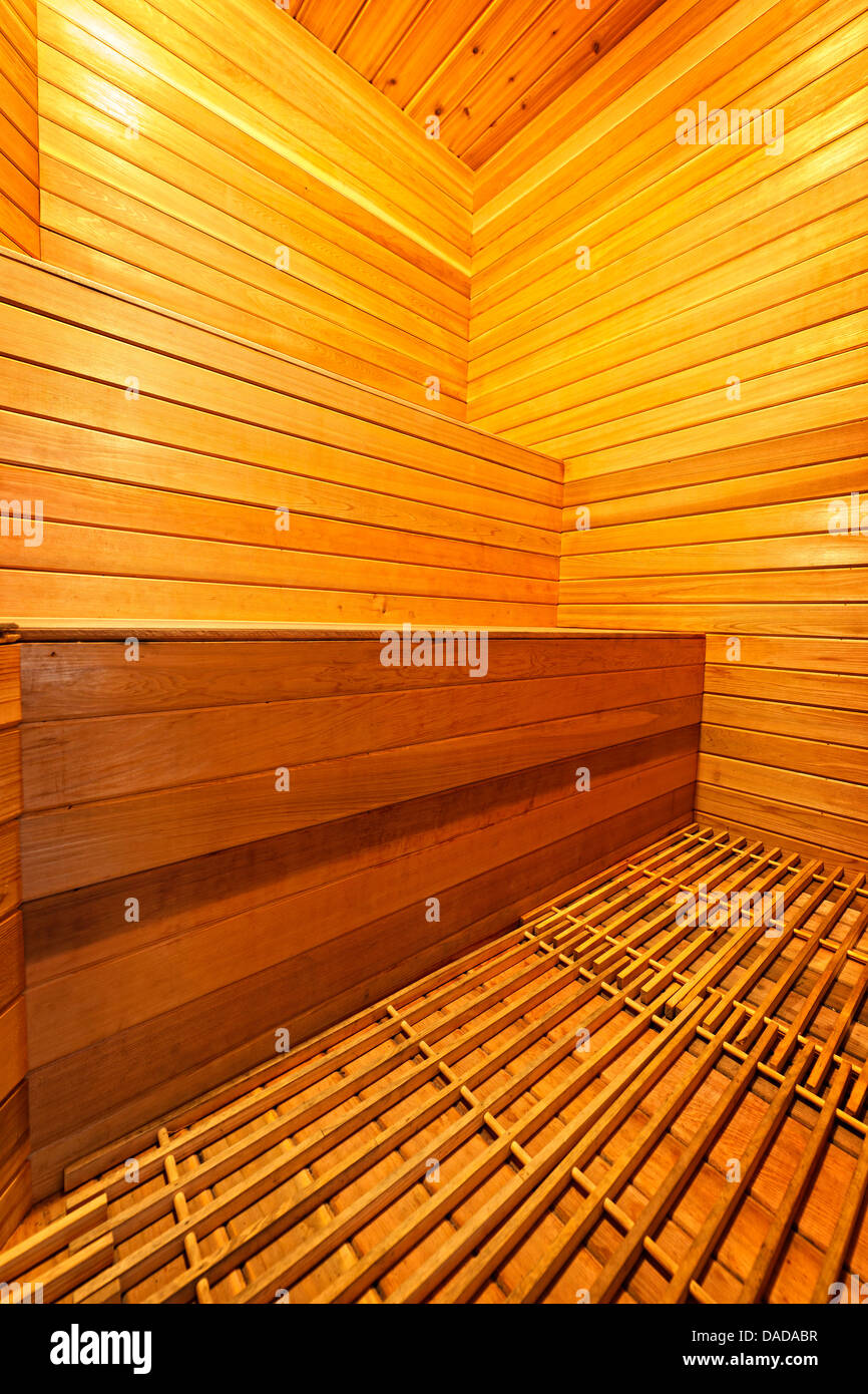 Finnische Sauna home Interieur mit Holzbank Wände und Boden Stockfoto