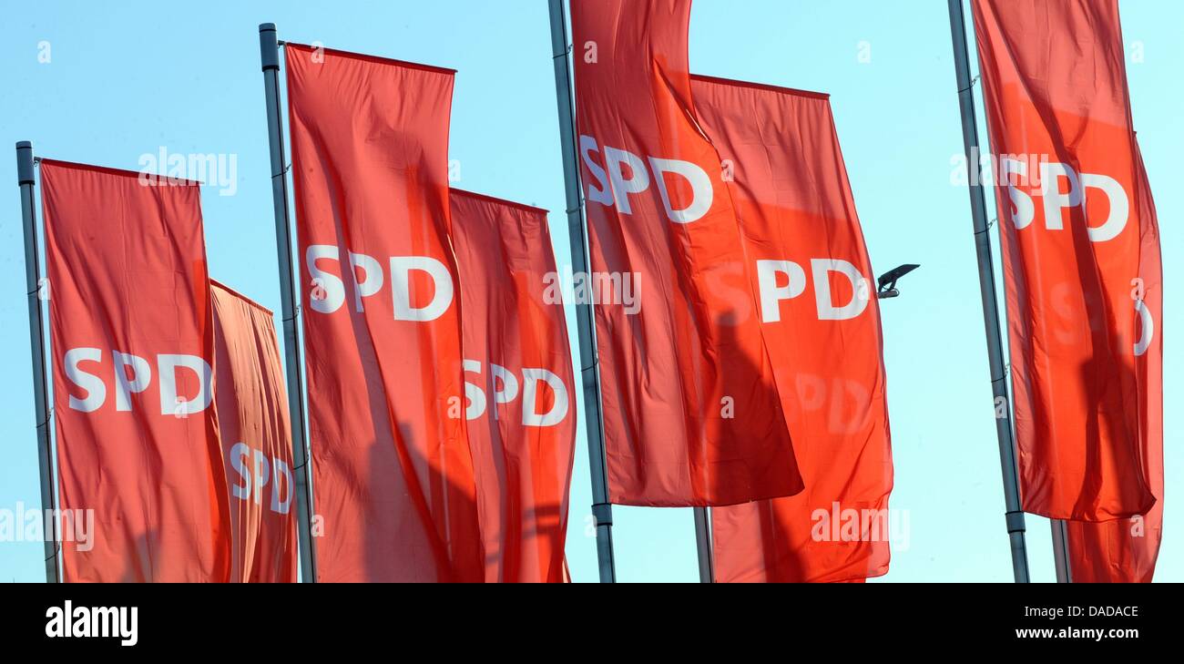 Flaggen aus der Sozialdemokratischen Partei (SPD) Deutschland Welle vor Party-Parteitag der SPD in Offenburg, Deutschland, 14. Oktober 2011. Der Staat SPD diskutieren Themen wie Familienpolitik und Reform der Partei. Foto: Patrick Seeger Stockfoto