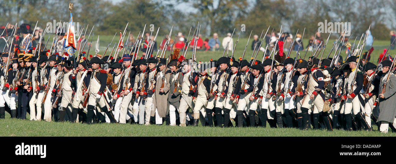 Schauspieler in historischen Uniformen gekleidet nachspielen der Twin-Schlachten von Jena und Auerstedt zwischen den Truppen von Napoleon I von Frankreich und Frederick William III von Preußen, die im Jahre 1806 bei Jena, Deutschland, 15. Oktober 2011 stattfand. Etwa 1000 Menschen aus zehn Ländern beteiligt das Spektakel. Foto: Michael Reichel Stockfoto