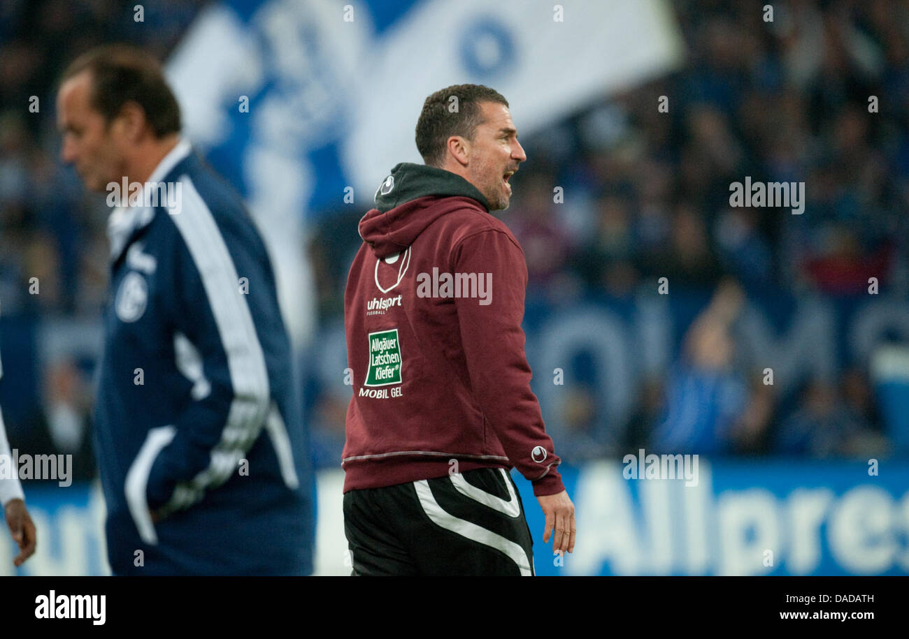 Fußball, Bundesliga, 9. Spieltag: FC Schalke 04 Vs 1. FC Kaiserslautern in der Veltins Arena in Gelsenkirchen, Deutschland, 15. Oktober 2011. Schalke-Trainer Huub Stevens (L) und Kaiserslautern Trainer Marco Kurz. Foto: Bernd Thissen Stockfoto