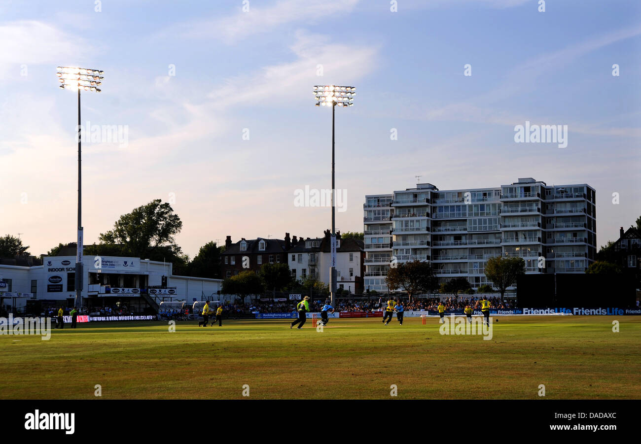 Flutlicht Spiel am Abend im Sussex County Cricket Club in Hove UK gemahlen Stockfoto