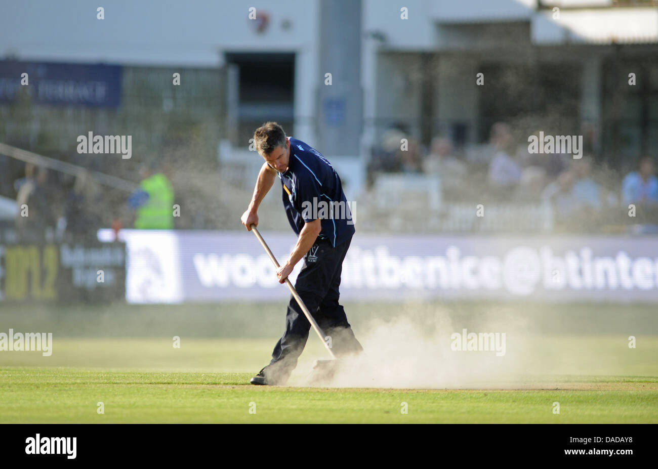 Platzwart fegen das Wicket im Sussex County Cricket Ground in Hove UK Stockfoto