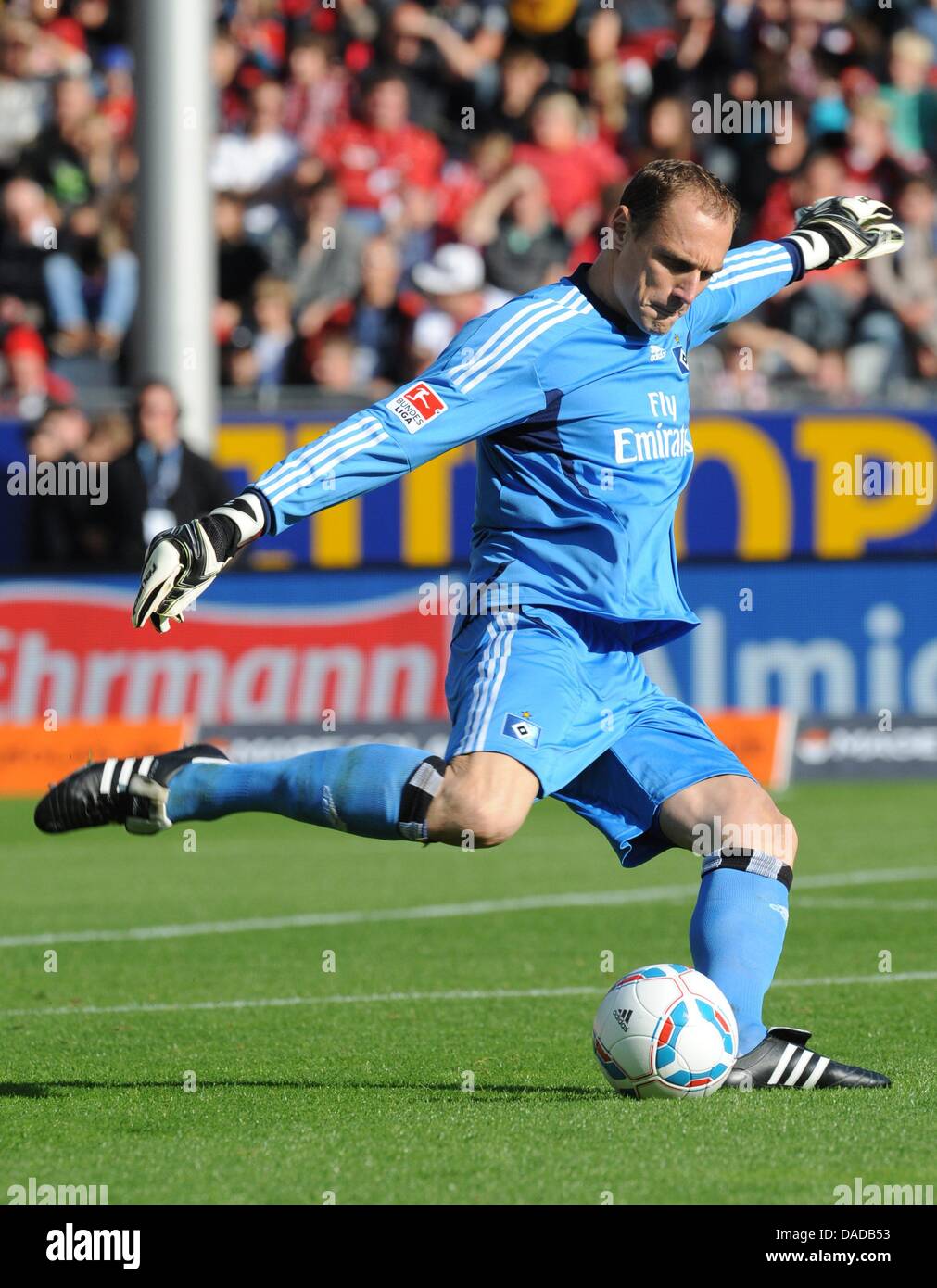 Hamburg-Torwart Jaroslav Drobny kickt den Ball während der Bundesliga-Fußballspiel zwischen SC Freiburg und dem Hamburger SV im Badenova-Stadion in Freiburg im Breisgau, 16. Oktober 2011. Hamburg gewinnt das Spiel 2: 1. Foto: PATRICK SEEGER (Achtung: EMBARGO Bedingungen! Die DFL ermöglicht die weitere Nutzung der Bilder im IPTV, mobile Dienste und anderen neuen Technologien nur Stockfoto