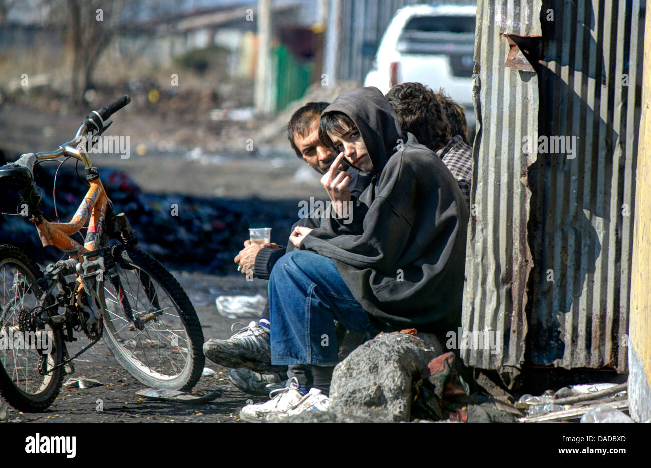 Zigeunerjunge in einem Ghetto nahe Hauptstraße Eingang zur Stadt Sofia, Bulgarien Stockfoto