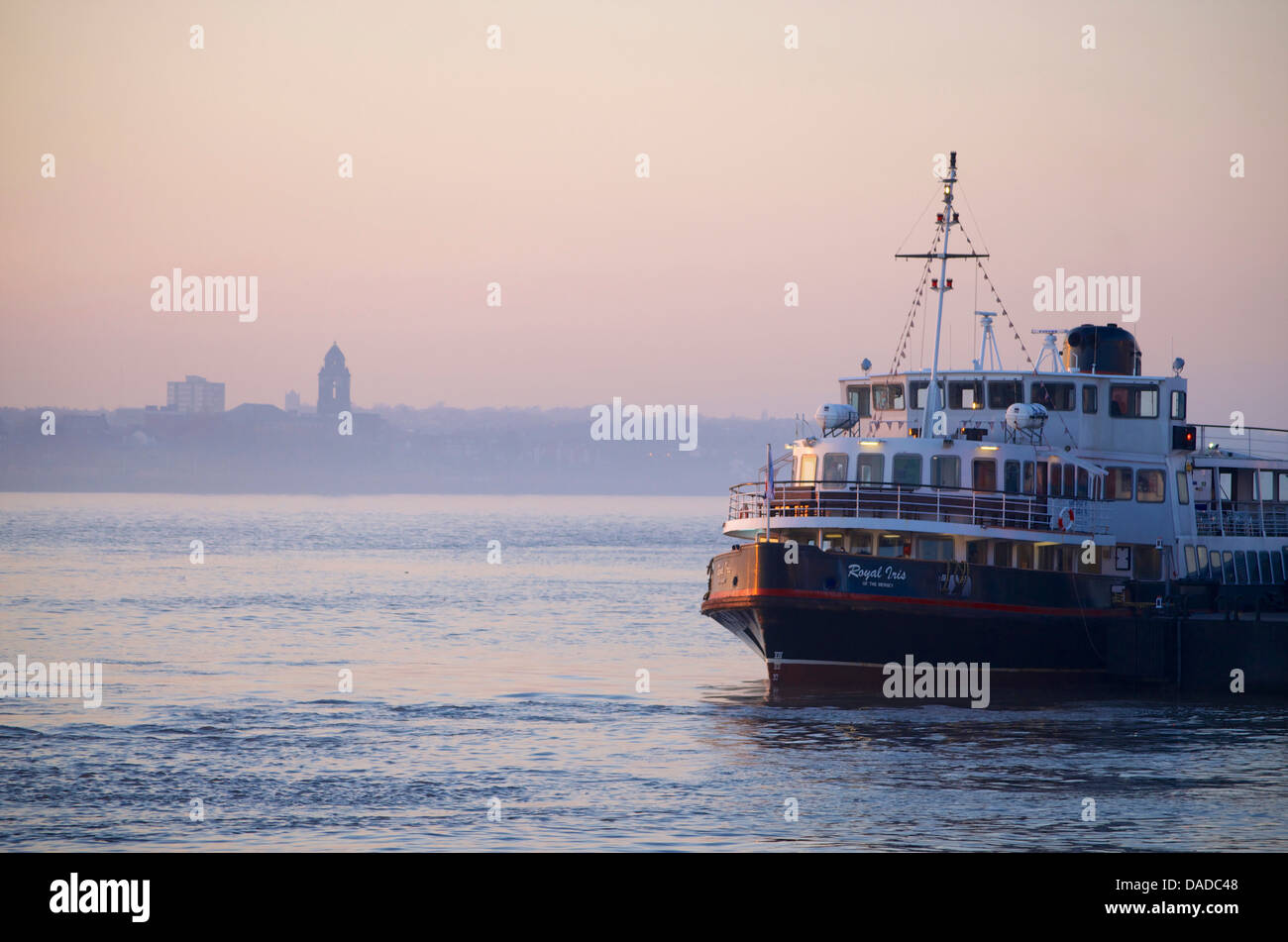 Die Mersey Fähre über den Fluss Mersey, in der Abenddämmerung überschreiten. Stockfoto