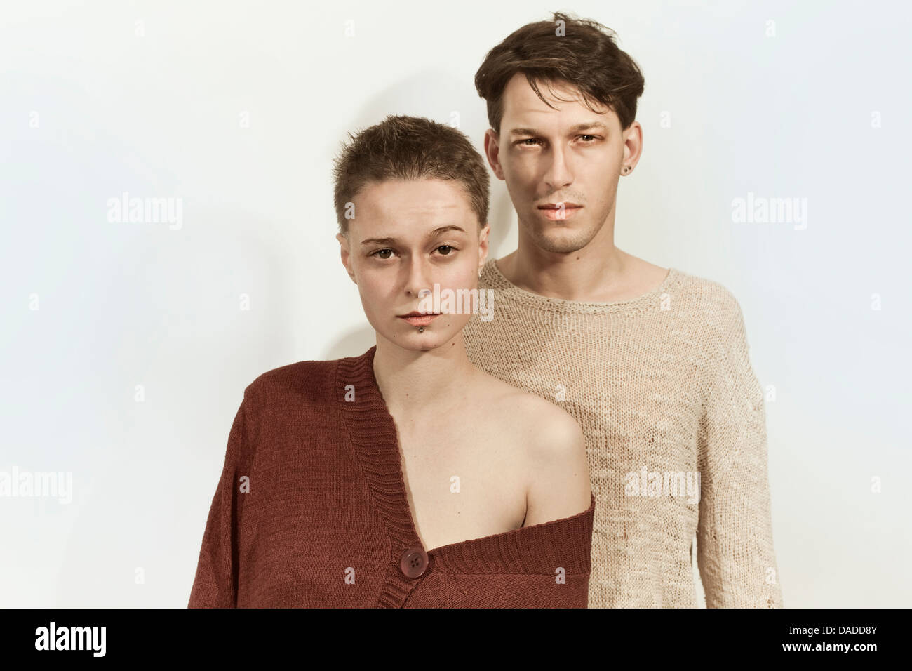 Studio-Porträt der ein junger Mann und eine Frau auf einem weißen Hintergrund Stockfoto
