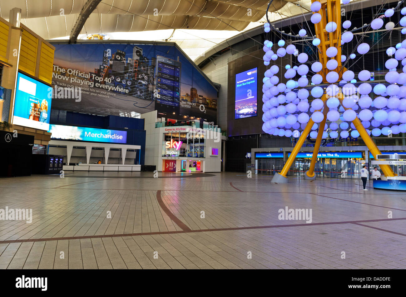 Innenraum des Millennium Dome (O2 Arena), Greenwich, London, England, Vereinigtes Königreich. Stockfoto