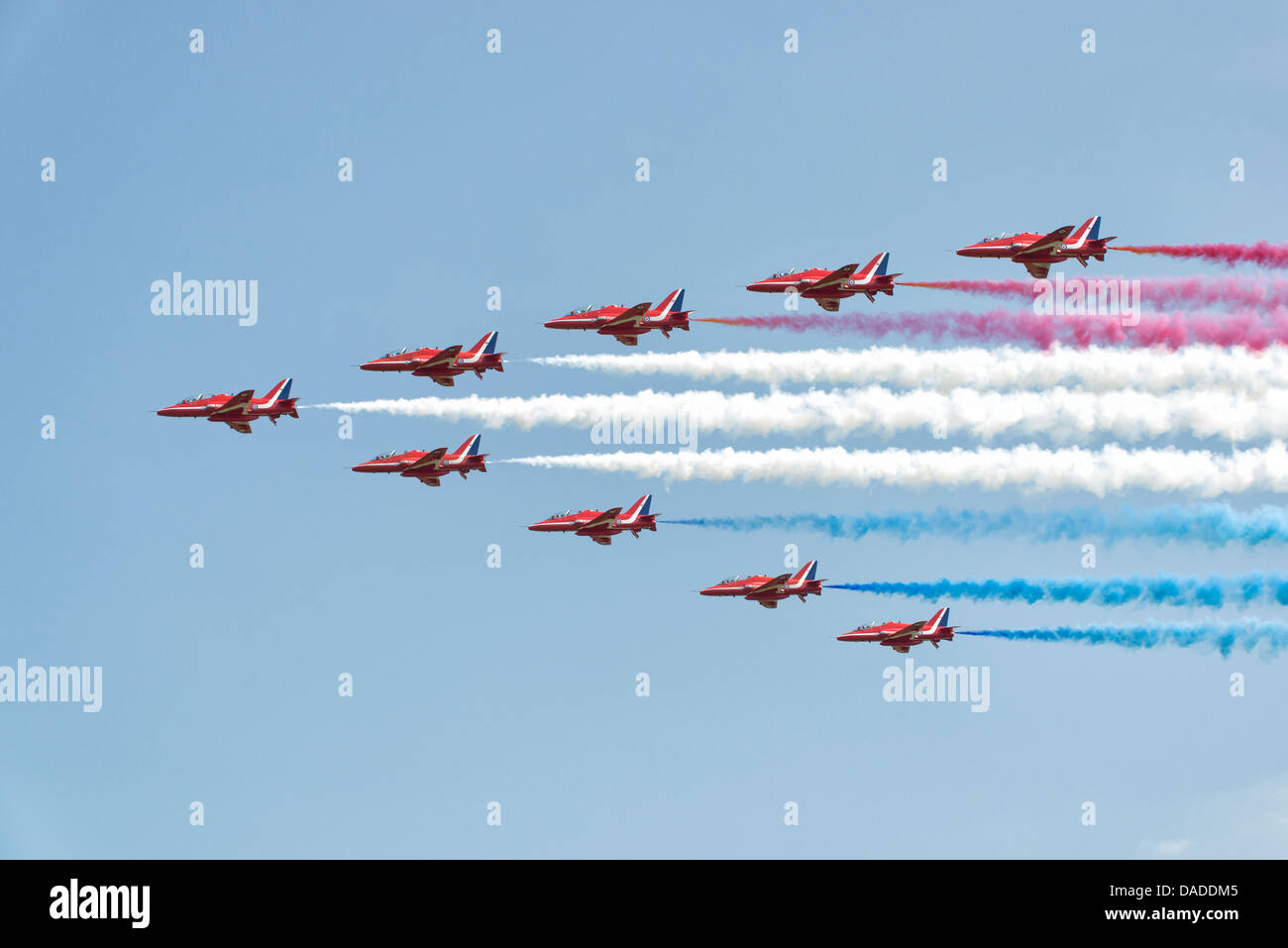 Die britische Royal Air Force rote Pfeile militärische Anzeige Kunstflugstaffel kommen an RAF Waddington in großen Schlachtordnung Stockfoto