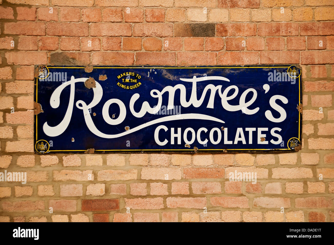 Nahaufnahme eines alten alten, authentischen Rowntree Rowntree's Pralinen Werbetextes Metallblech Schild an einer Wand England Großbritannien Großbritannien Großbritannien Großbritannien Großbritannien Großbritannien Großbritannien Großbritannien Großbritannien Großbritannien Großbritannien Großbritannien Großbritannien Großbritannien Großbritannien Großbritannien Großbritannien Großbritannien Großbritannien Großbritannien Großbritannien Großbritannien Großbritannien Großbritannien Großbritannien Großbritannien Großbritannien Großbritannien Stockfoto