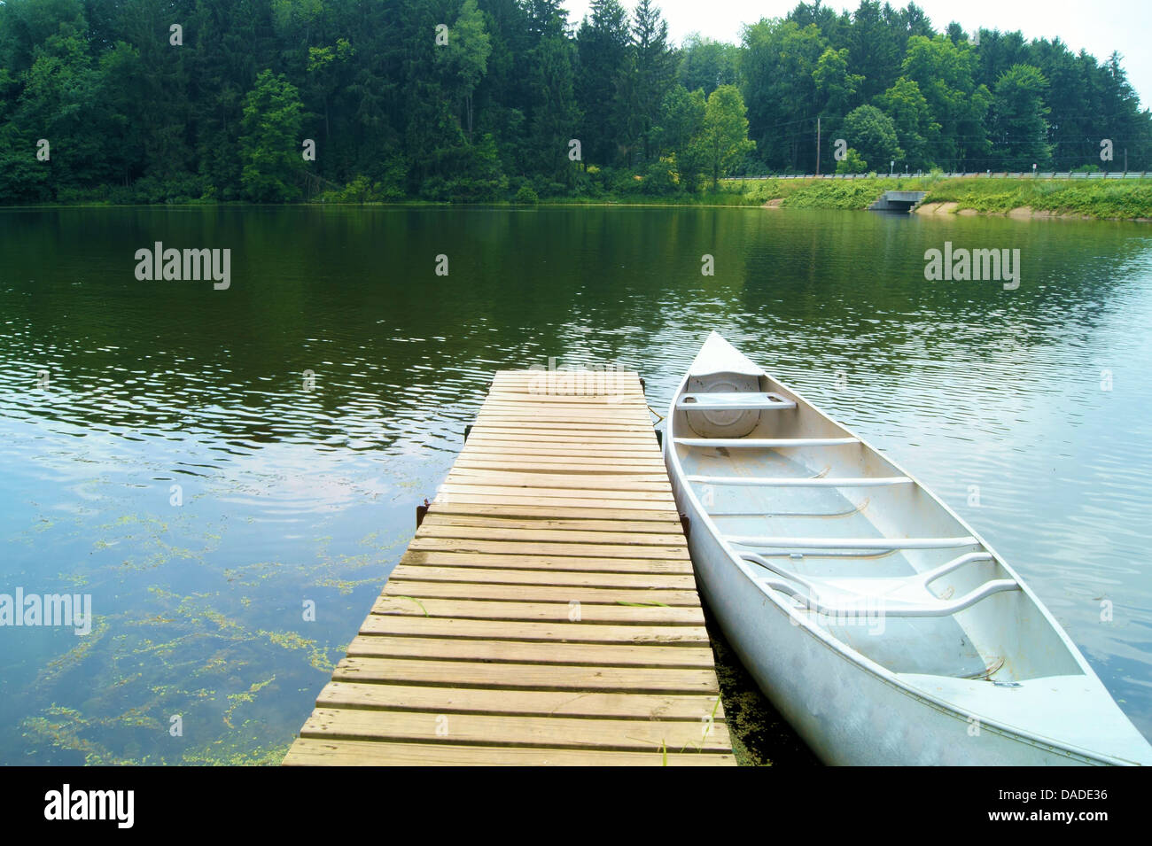 Silber Kanu angedockt an einem See. Bild aufgenommen am Mogadore dam in Akron, Ohio, USA. Stockfoto