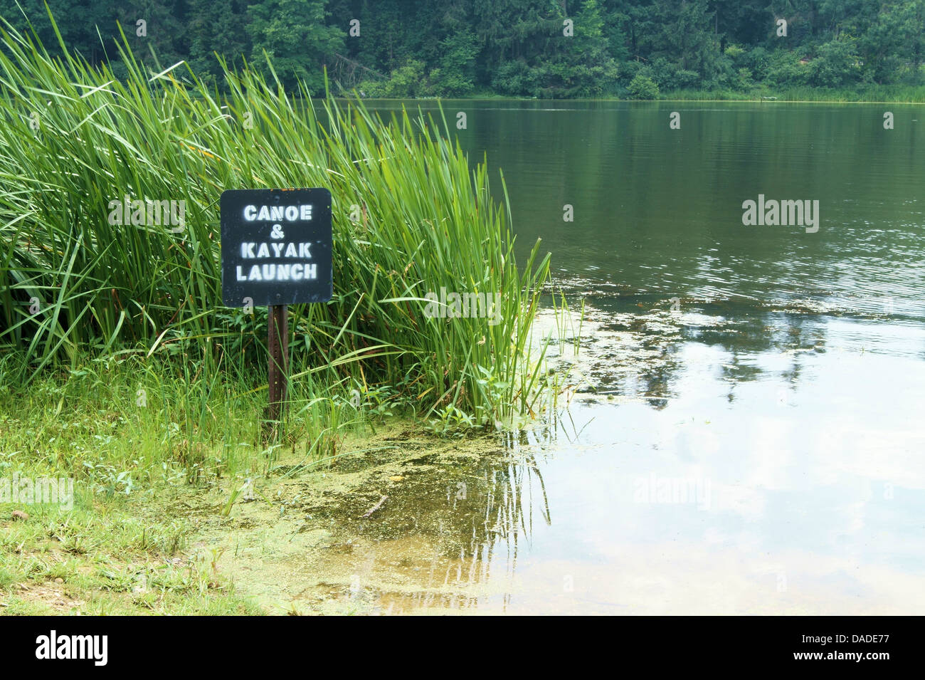Kanu und Kajak starten Schild am See. Stockfoto