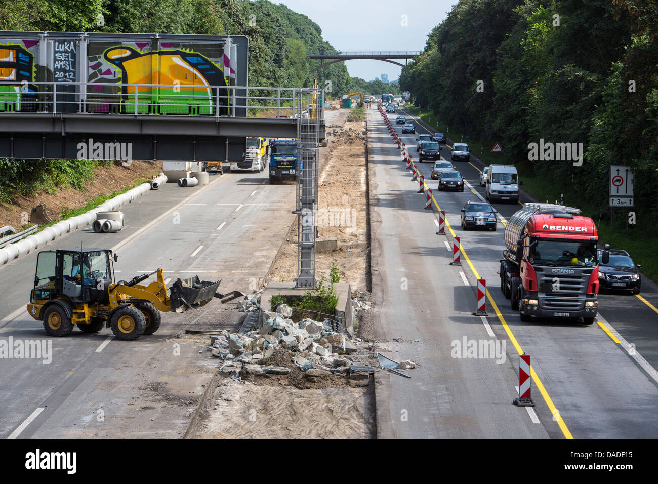 Autobahn-Bauarbeiten. Deutschen Autobahnen A52, Autobahn. Brückenbau, Renovierung einer alten Autobahnbrücke. Stockfoto