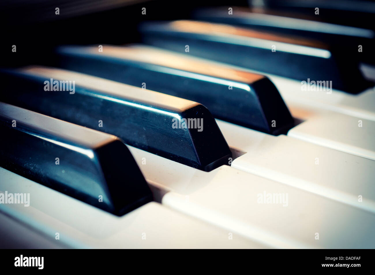 Selektiven Fokus auf Klavier schwarze Taste in der Mitte Stockfoto