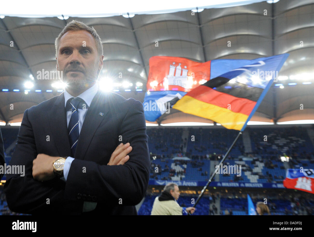 Hamburgs neue Trainer Thorsten Fink steht an der Seitenlinie vor den deutschen Bundesliga-Fußballspiel zwischen dem Hamburger SV und Vfl Wolfsburg in der Imtech-Arena in Hamburg, Deutschland, 22. Oktober 2011. Foto: MARCUS BRANDT (Achtung: EMBARGO Bedingungen! Die DFL ermöglicht die weitere Nutzung der Bilder im IPTV, mobile Dienste und anderen neuen Technologien nur keine früheren th Stockfoto