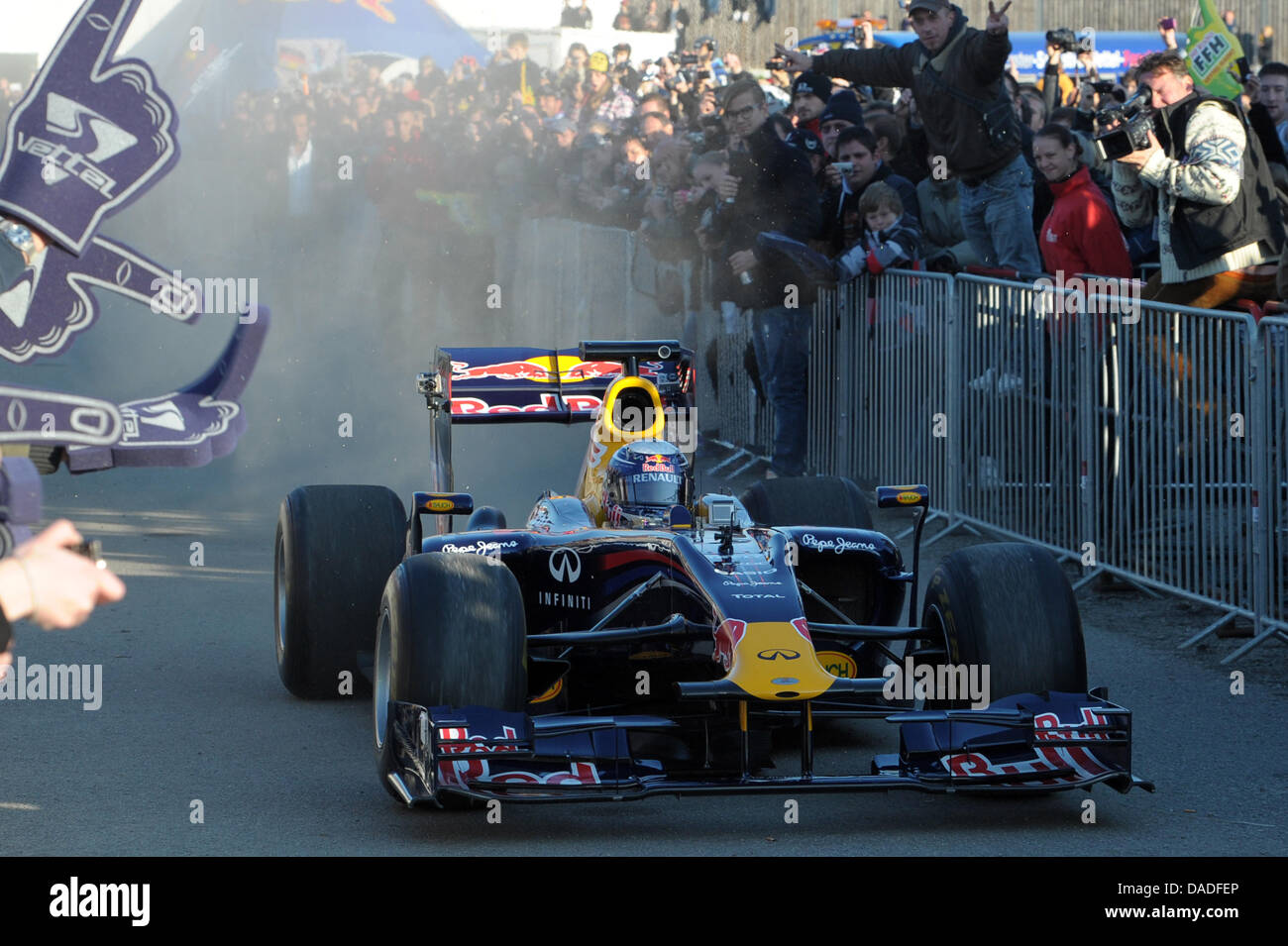 Deutsche Doppel F1-Weltmeister Sebastian Vettel vom Team Red Bull fährt vorbei Zuschauer in einem F1-Rennwagen während der "Vettel World Championship Party" in Heppenheim, Deutschland, 22. Oktober 2011. 24 Jahre alten Rennfahrer gewann seinen zweiten Weltmeister-Titel beim Grand Prix von Japan. Foto: DAVID EBENER Stockfoto