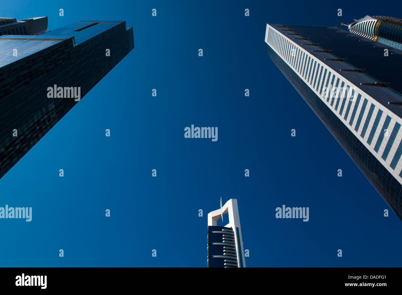 hohen Luxus blaues Gebäude Wolkenkratzer, tief Himmel Stockfoto