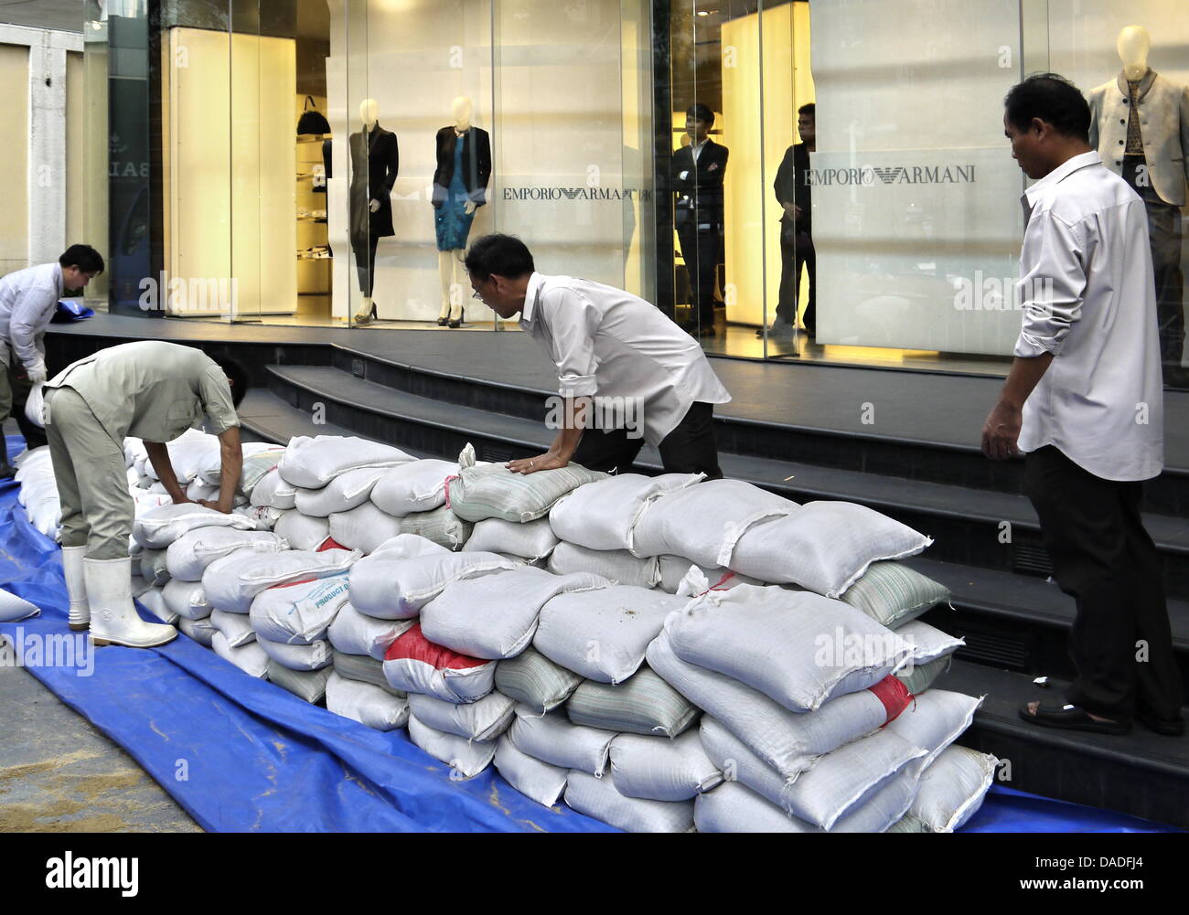 Sandsäcke Werden bin Samstag (22.10.2011) in der Thailändischen Hauptstadt Bangkok Vor Den Schaufenstern Eines Kaufhauses Gestapelt. Seit Mehreren Tagen Bereiten Sich die Einwohner der Stadt Auf Das Hochwasser Vor. Foto: Soeren Stache dpa Stockfoto