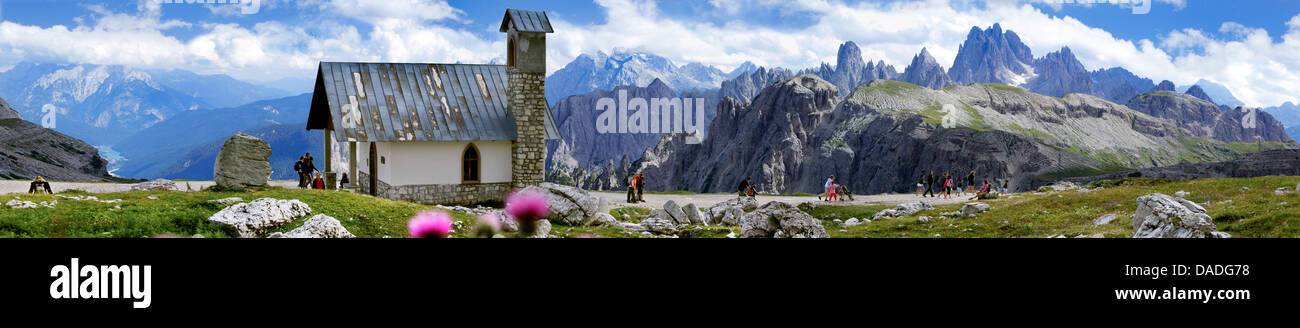 Blick zur Kapelle und Sextner Dolomiten, Italien, Südtirol, Dolomiten Stockfoto
