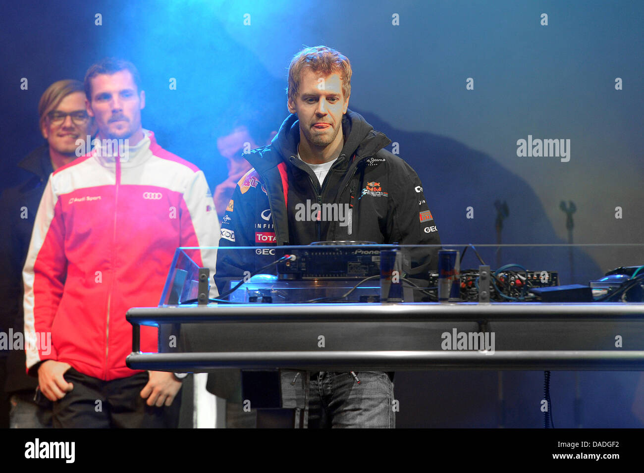 Deutsche Formel1 Weltmeister Sebastian Vettel Team Red Bull (R) geht weg von DTM-pilot Martin Tomczyk und auf den dj-set während der Vettel WM Party in seinem Heimatort Heppenheim, Deutschland, 22. Oktober 2011. Der 24-jährige gewann seine zweite in Folge beim Grand Prix von Japan. Foto: David Ebener Stockfoto