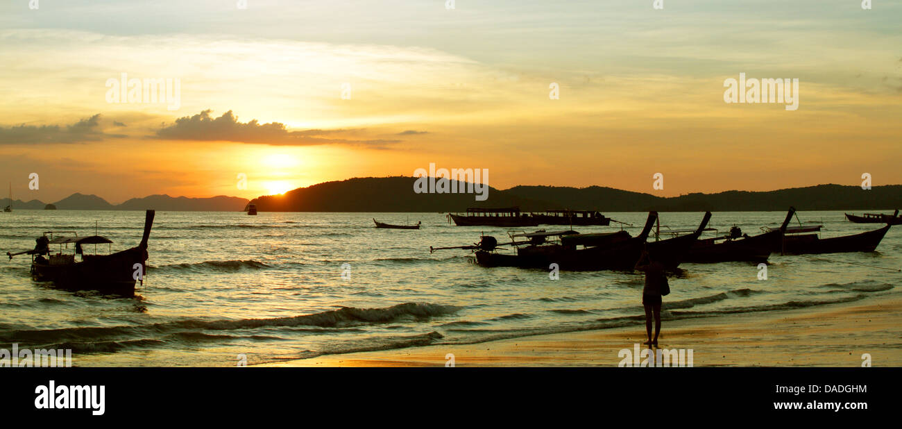 Longtail-Boote am Strand im Sonnenuntergang, Thailand, Krabi, Ao Nang Stockfoto