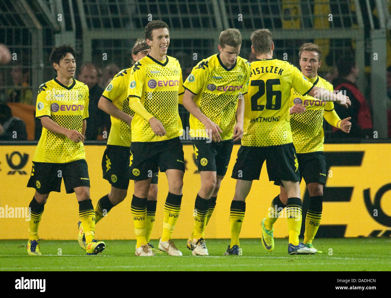 Dortmunder Mario Goetze (R) feiert sein 2: 0-Tor in der DFB-Pokal-Partie zwischen Borussia Dortmund und Dynamo Dresden bei der Signal Iduna Park in Dortmund, Deutschland, 25. Oktober 2011. Foto: Bernd Thissen Stockfoto