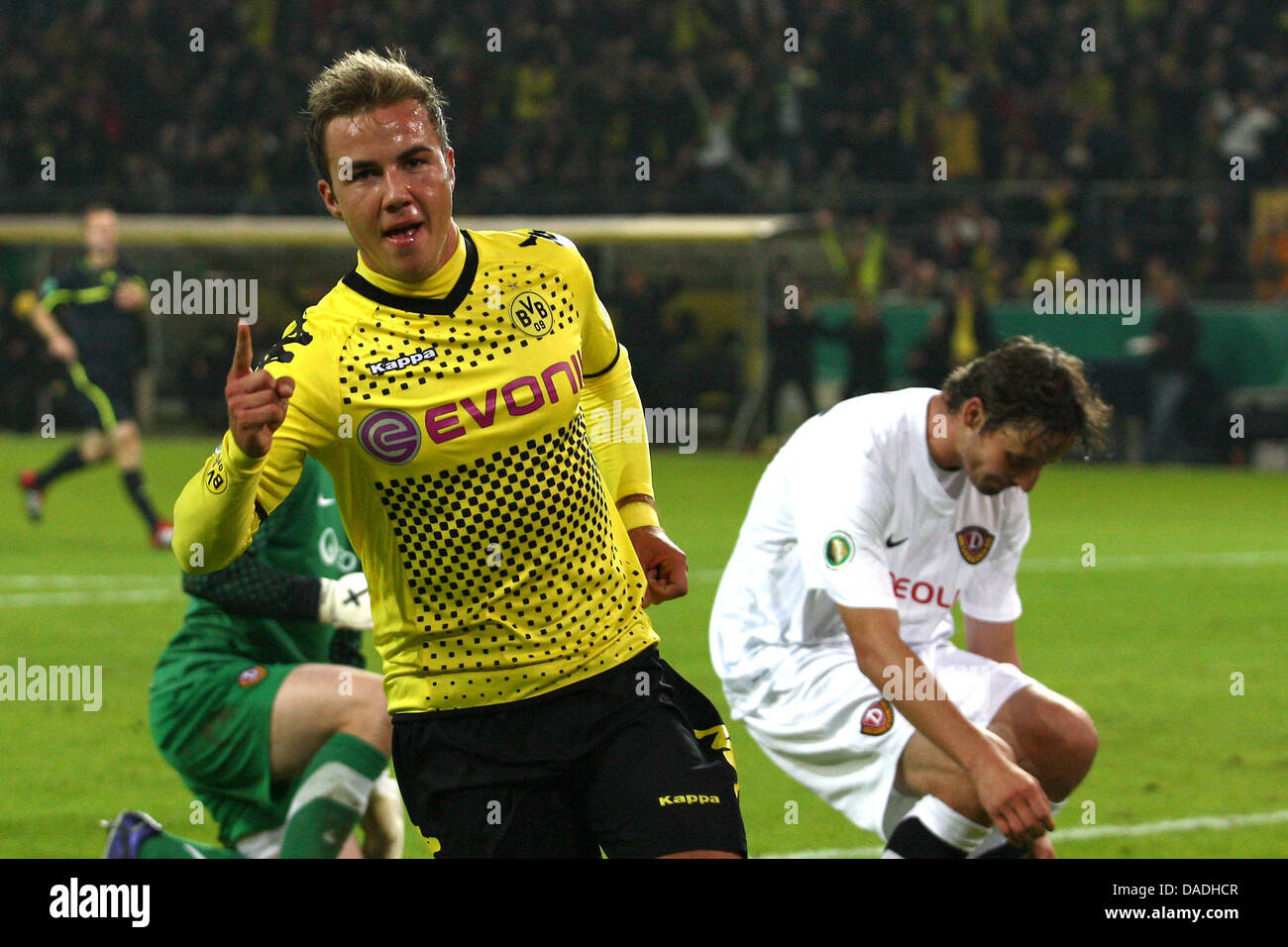 Dortmunds Mario Goetze feiert sein 2: 0-Tor in der DFB-Pokal-Partie zwischen Borussia Dortmund und Dynamo Dresden bei der Signal Iduna Park in Dortmund, Deutschland, 25. Oktober 2011. Foto: Kevin Kurek Stockfoto