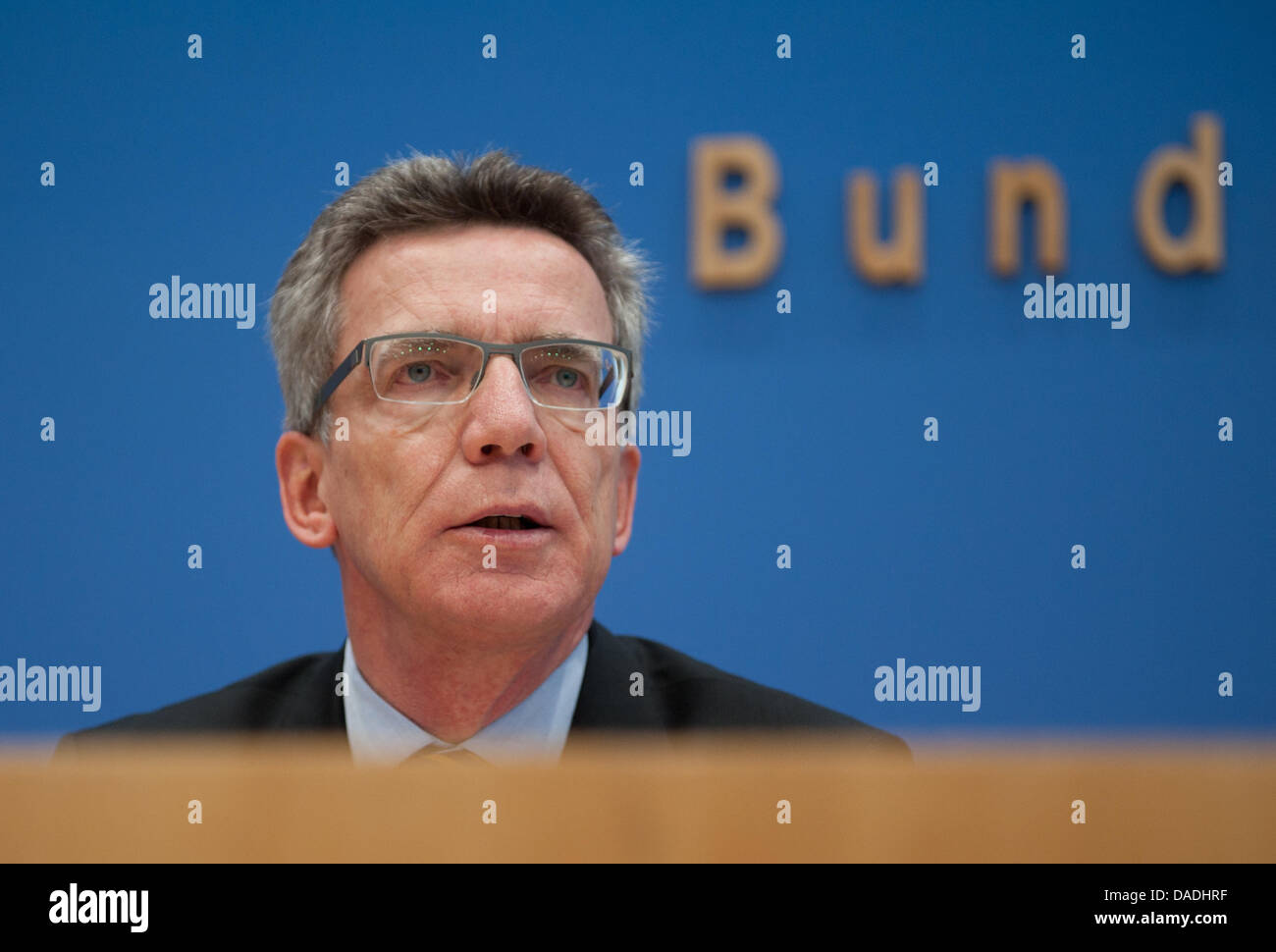 Bundesminister der Verteidigung Thomas de Maizière (CDU) spricht über das neue Konzept für die Bundeswehr bei der Bundespressekonferenz in Berlin, Deutschland, 26. Oktober 2011. 31 Seiten sind vollständig, einschließlich sechs Großanlagen mit mehr als 1000 Positionen geschlossen wird. 90 wird drastisch verkleinert werden, um 50 Prozent oder mehr als 500 Positionen. 33 werden verkleinerte s Stockfoto