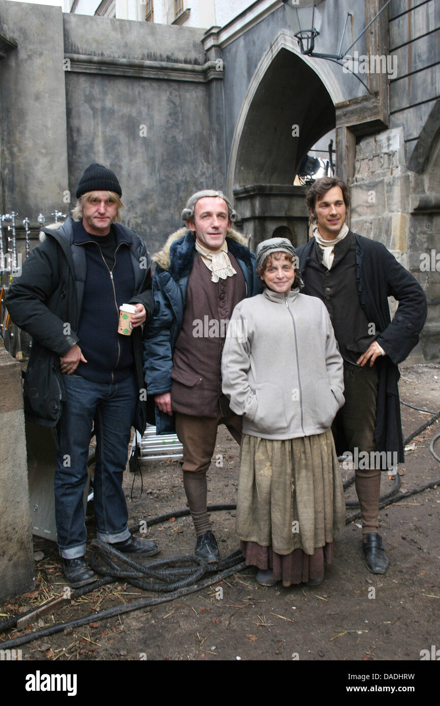 Regisseur Detlev Buck (L-R), stehen Schauspieler Karl Markovics, Katharina Thalbach und Florian David Fitz am Set von den historischen Film "Die Vermessung der Welt" ("die Vermessung der Welt") in Görlitz, Deutschland, 26. Oktober 2011. Florian David Fitz spielt Mathematiker Carl Friedrich Gauß, Karl Markowics spielt Büttner und Katharina Thalbach Gauss Mutter. Die Story des Films ist ein dou Stockfoto