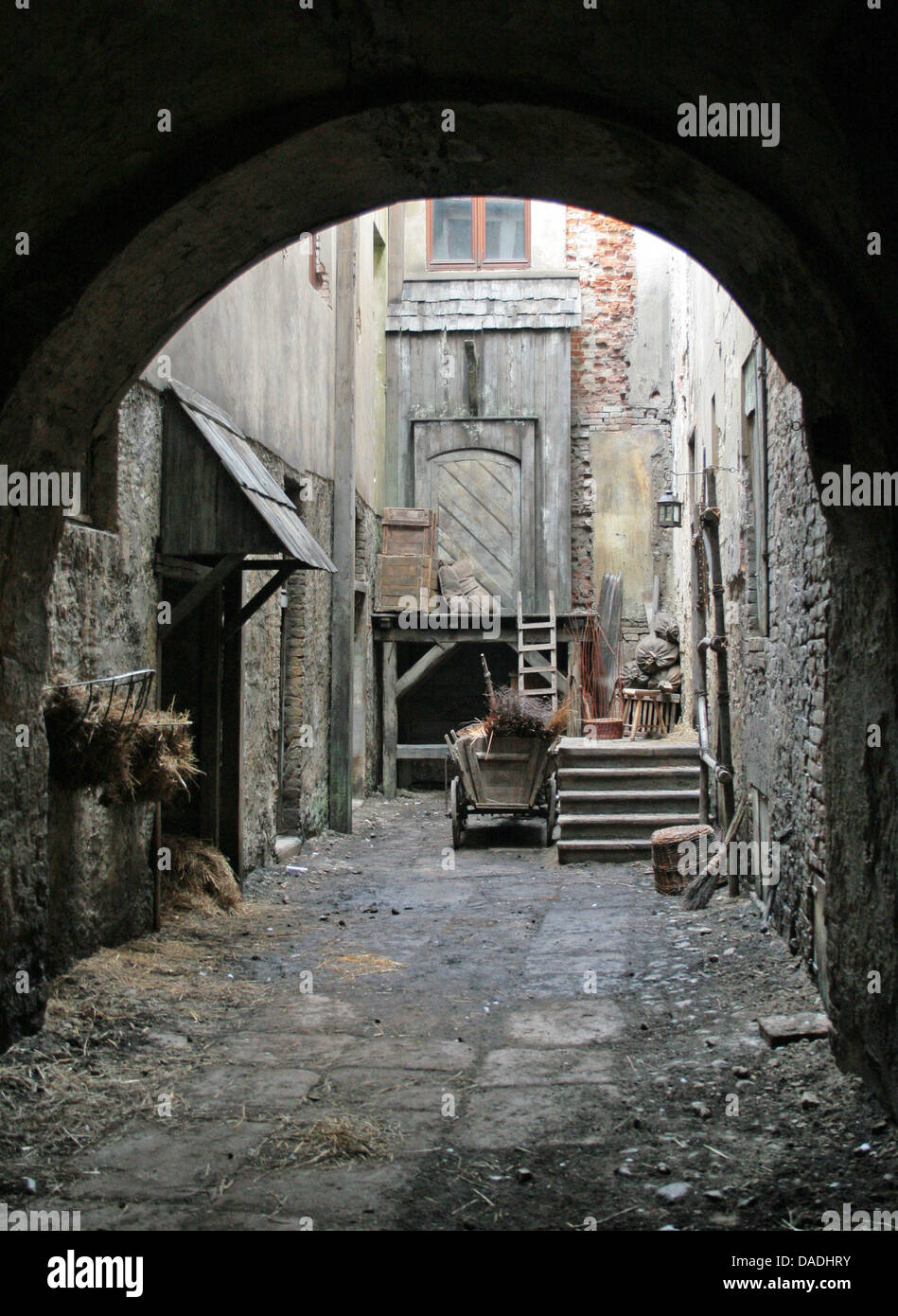 Eine Reihe von historischen Film "Die Vermessung der Welt" ("die Vermessung der Welt") ist in Görlitz, Deutschland, 26. Oktober 2011 gesehen. Florian David Fitz spielt Mathematiker Carl Friedrich Gauß, Karl Markowics spielt Büttner und Katharina Thalbach Gauss Mutter. Die Story des Films ist ein Doppel-Biographie des Mathematikers Auto Friedrich Gauß und Naturforscher Alexander von Humboldt. Durch Stockfoto