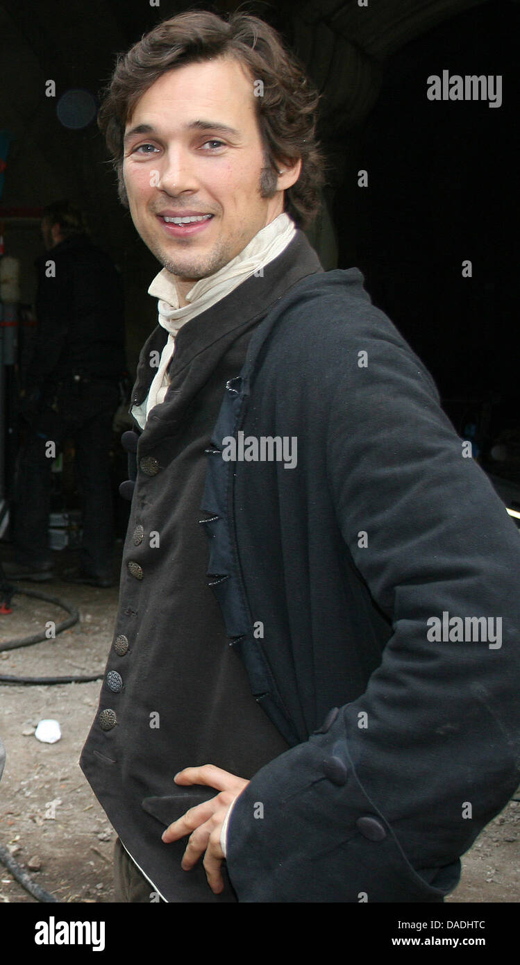 Florian David Fitz steht am Set von den historischen Film "Die Vermessung der Welt" ("die Vermessung der Welt") in Görlitz, Deutschland, 26. Oktober 2011. Florian David Fitz spielt Mathematiker Carl Friedrich Gauß. Die Story des Films ist ein Doppel-Biographie des Mathematikers Auto Friedrich Gauß und Naturforscher Alexander von Humboldt. Für deutsche Verhältnisse, die Dreharbeiten von Daniel Kehlm Stockfoto