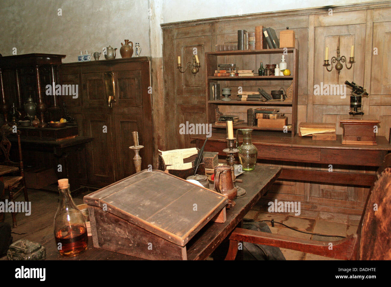 Der Satz von Büro des Mathematikers Carl Friedrich Gauß wird gesehen, während der Dreharbeiten des historischen Films "Die Vermessung der Welt" ("die Vermessung der Welt") in Görlitz, Deutschland, 26. Oktober 2011. Filmen geht weiter bis zur Ankunft Sonntag in Görlitz. Die Story des Films ist ein Doppel-Biographie des Mathematikers Auto Friedrich Gauß und Naturforscher Alexander von Humboldt. Durch deutsche st Stockfoto