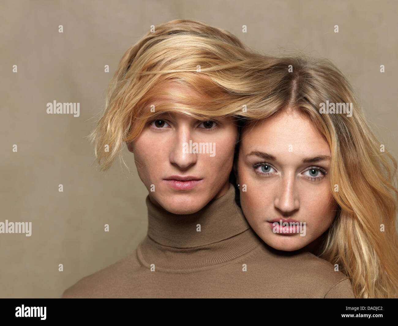Junge Frau mit Männerkopf mit langen blonden Haaren Stockfoto