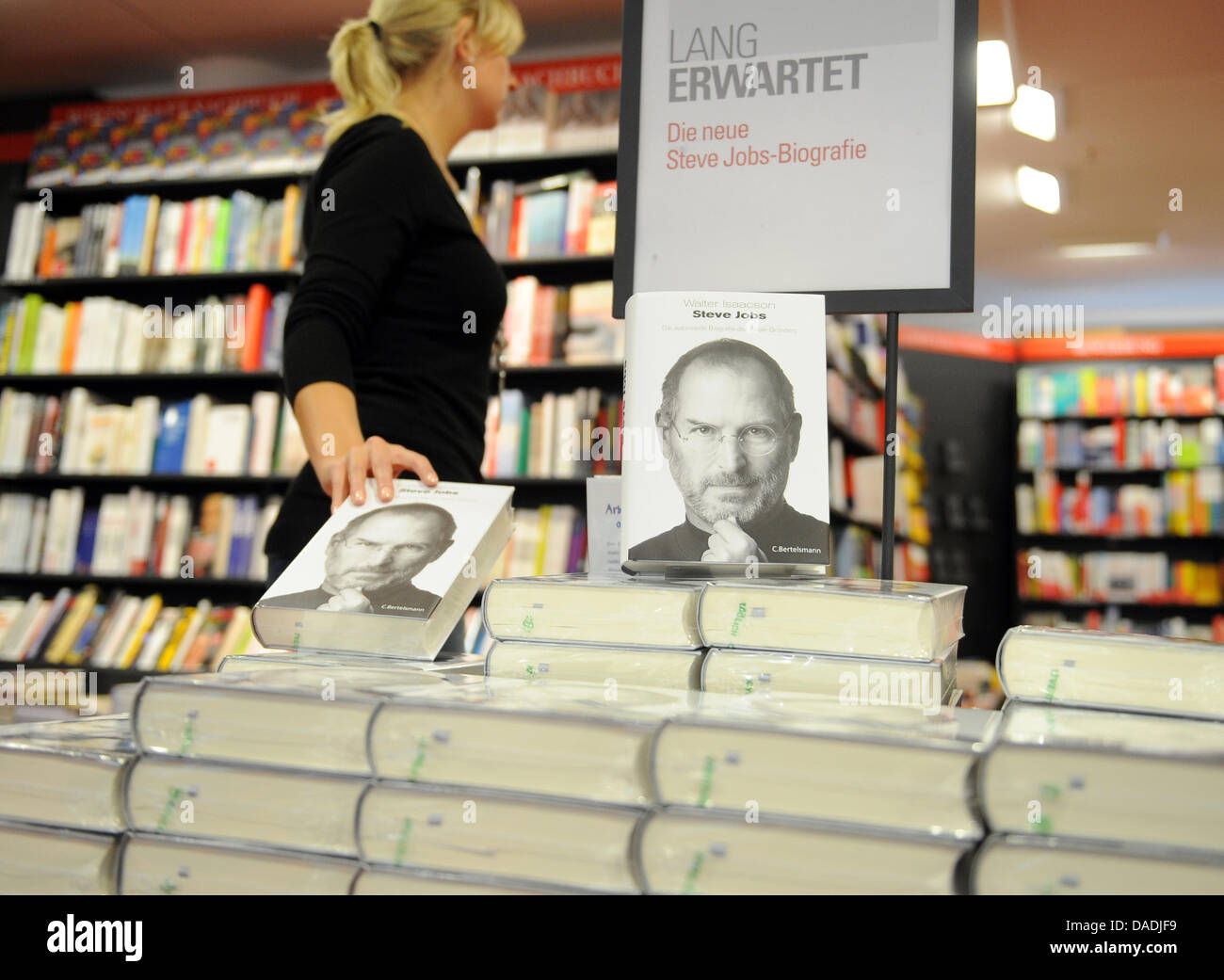 Die Biographie des Gründers von Apple, Steve Jobs, ist auf einen Tisch im Dussmann Buchhandlung in Berlin, Deutschland, 27. Oktober 2011 gestapelt. Das Buch von Walter Isaacson ist ab sofort im Handel. Foto: BRITTA PEDERSEN Stockfoto