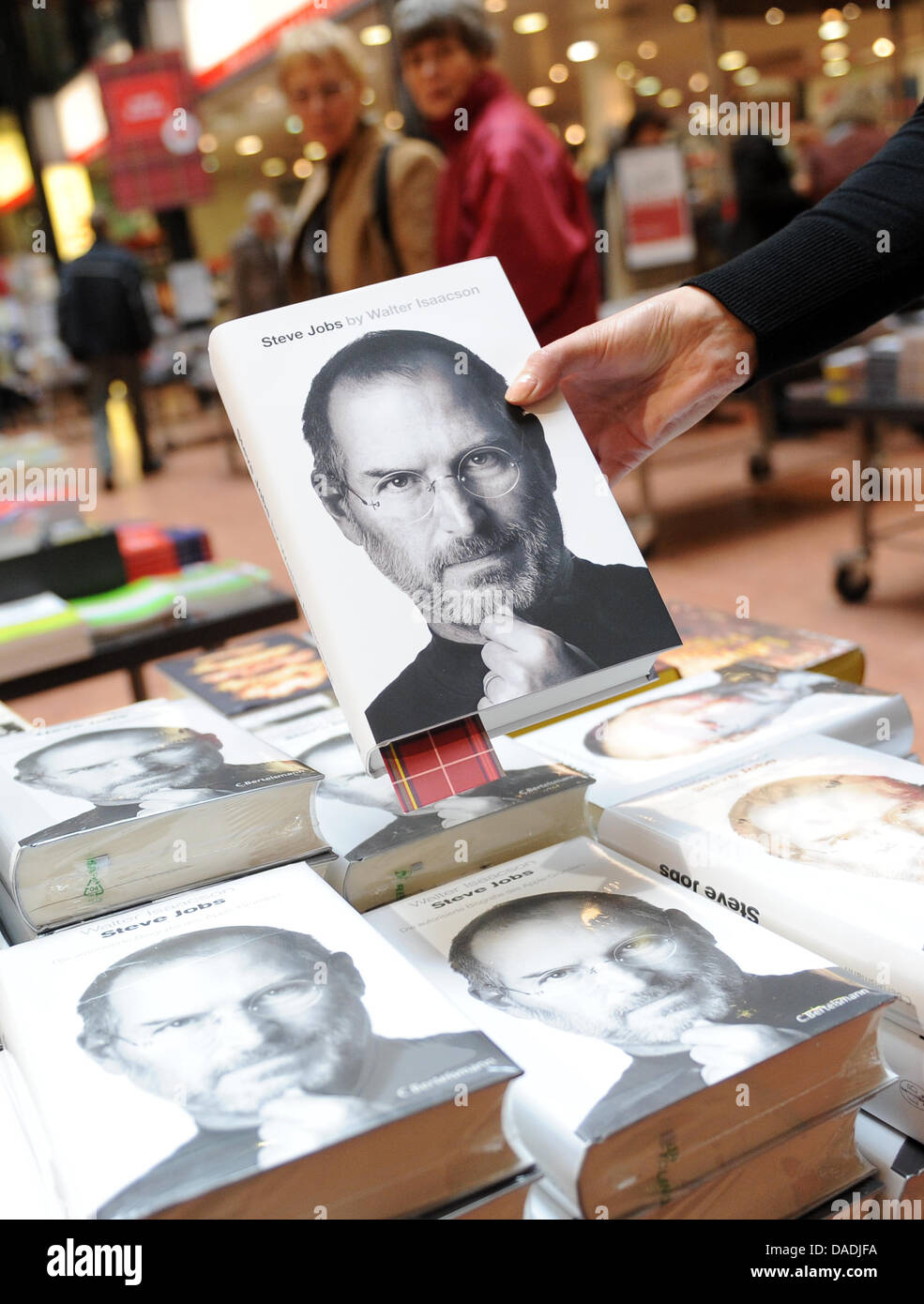 Eine Hand hält die Biographie des Gründers von Apple, Steve Jobs, bei Dussmann Buchhandlung in Berlin, Deutschland, 27. Oktober 2011. Das Buch von Walter Isaacson ist ab sofort im Handel. Foto: BRITTA PEDERSEN Stockfoto