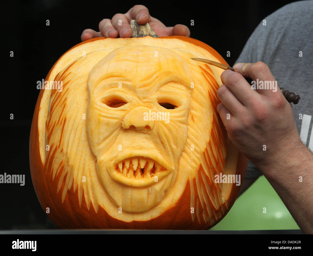 Ein Möglichst Gruseliges sich Für Halloween Schnitzt Roman Winterstetter bin Freitag (28.10.2011) in Moers in Einen Kürbis. Der Gelernte Koch aus Bayern Hut Sitsch bin Niederrhein Auf "Food Carving" Spezialisiert. Mit Messern Und Kleinen Stecheisen Modelliert er Kürbisse Und Melonen Zu Kleinen Kunstobjekten, sterben Ab Etwa 40 Euro Zu Haben Sind.  Foto: Roland Weihrauch Dpa/lnw Stockfoto