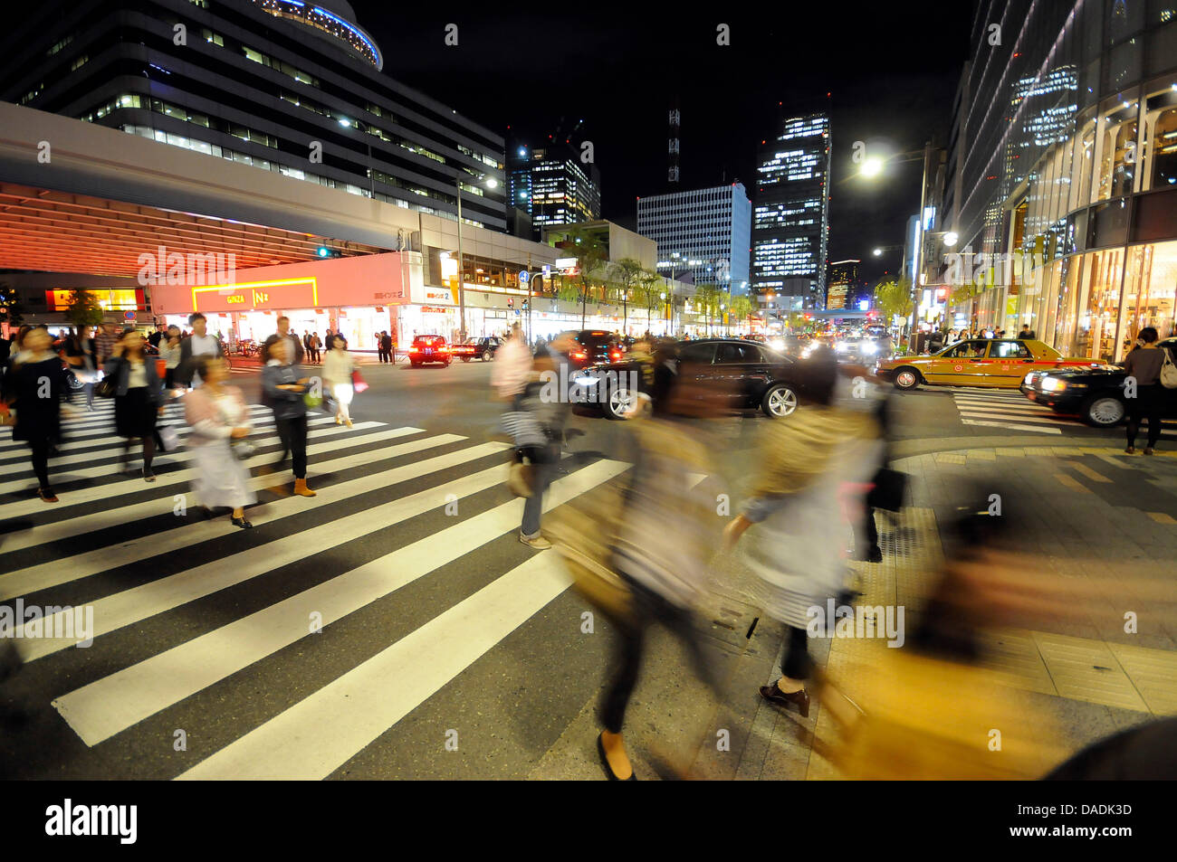 Der international bekannteste Dristrict Ginza, bekannt für seine exklusiven Möglichkeiten für shopping und befindet sich im Zentrum der japanischen Hauptstadt Tokio, ist auf der 3. Oktober 2011 abgebildet. Zahlreiche Marken der Welt haben ihren Sitz in Japan, Flaneure und Besuchern zum Bezirk Tag und Nacht zu kommen. Foto: Matthias Toedt Stockfoto